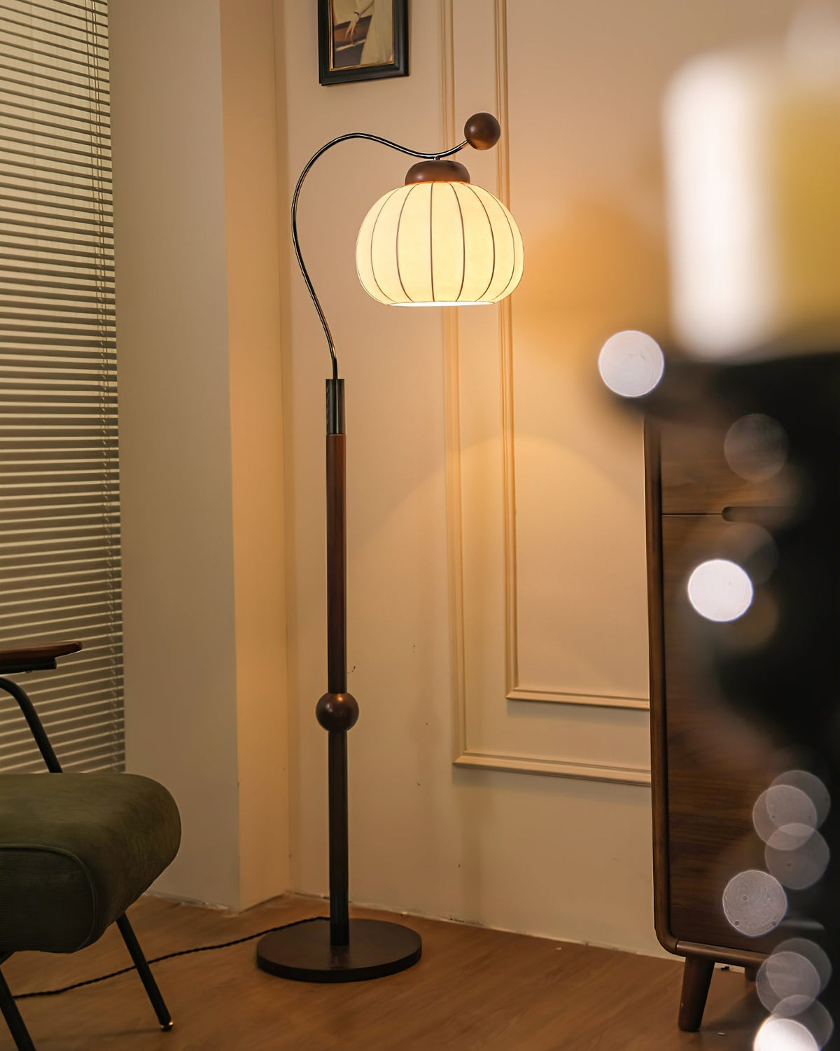 Devenor lampadar din mătase și lemn