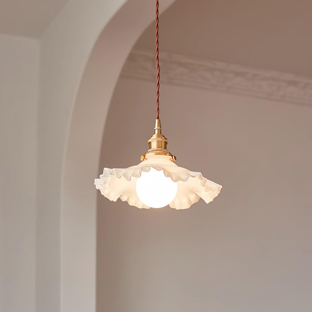 Lampă suspendată din sticlă cu abajur ruffle, corp din alamă și lumină caldă