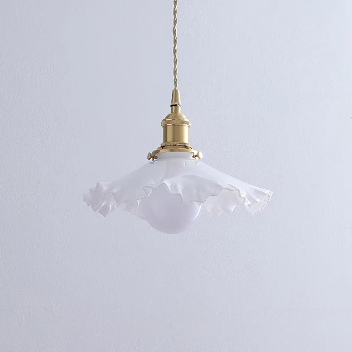 Lampă suspendată din sticlă cu abajur ruffle, corp din alamă și lumină caldă