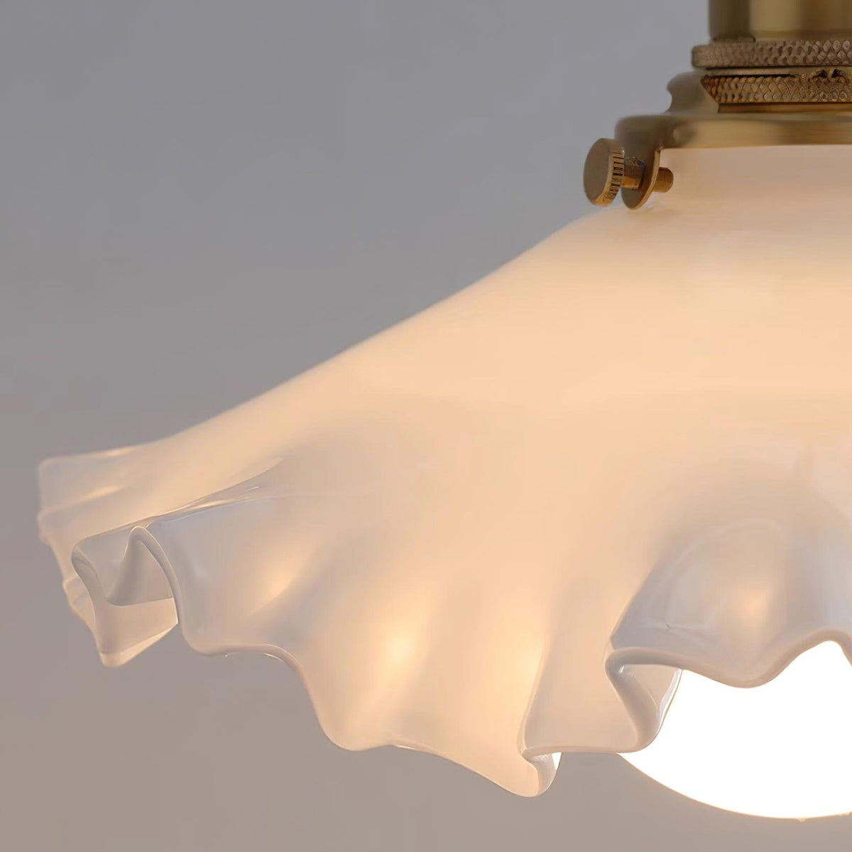 Lampă suspendată din sticlă cu abajur ruffle, corp din alamă și lumină caldă