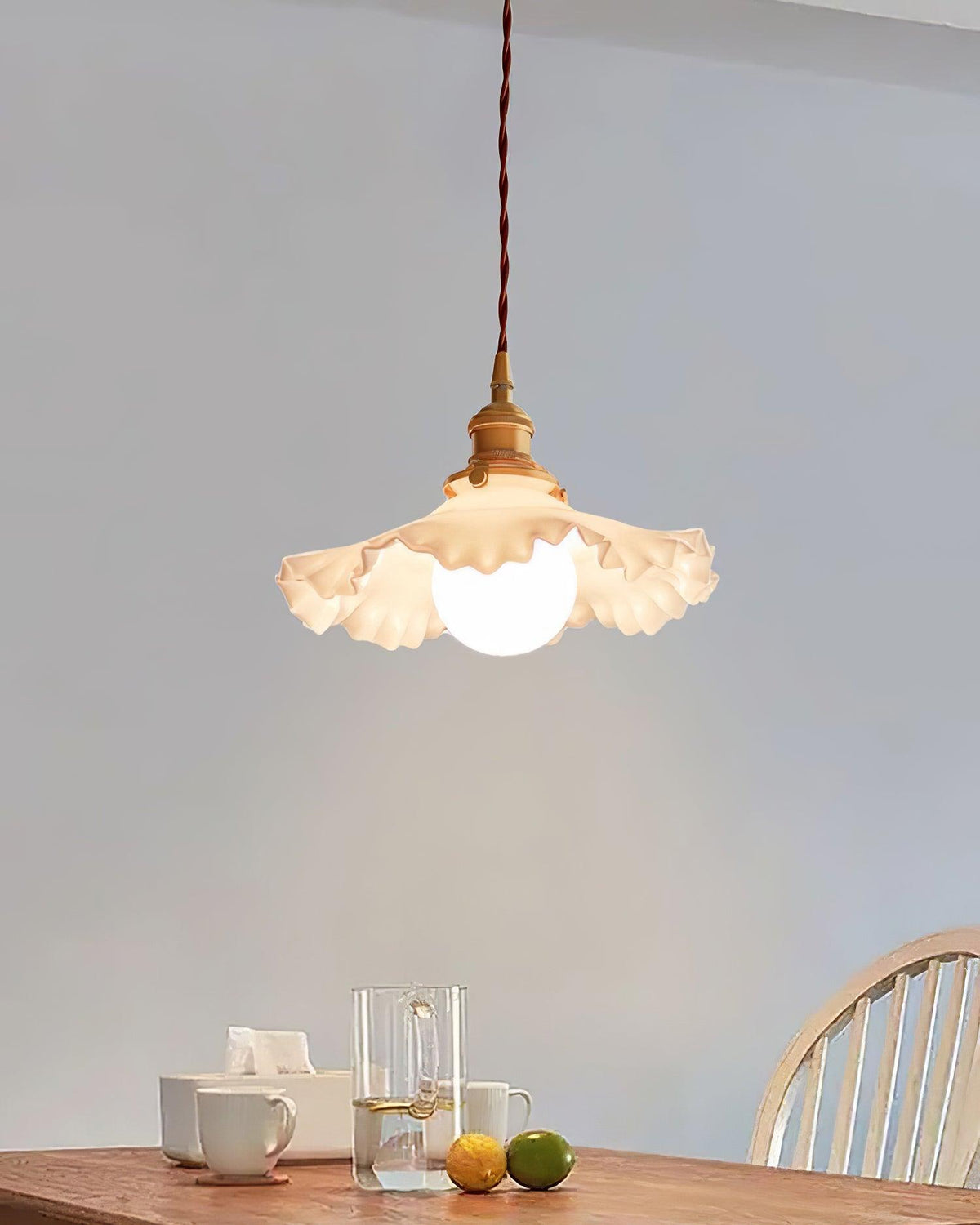 Lampă suspendată din sticlă cu abajur ruffle, corp din alamă și lumină caldă