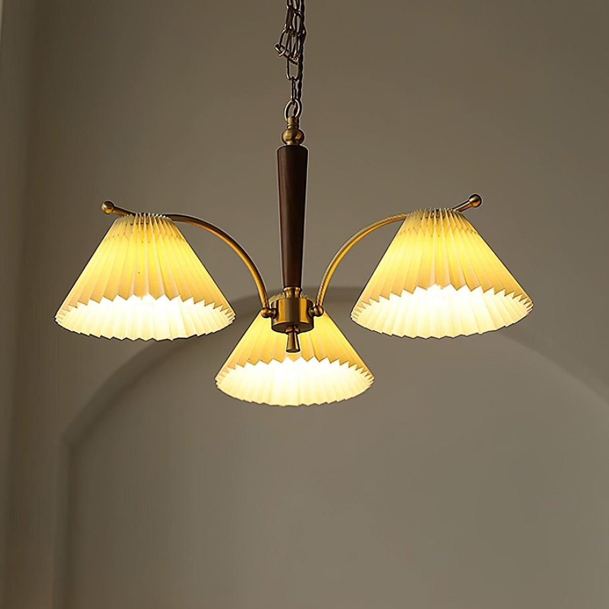 Candelabru cu Abajuri din Țesătură Pleată, Brațe din alamă și lemn de Nuc, Stil Retro Cald
