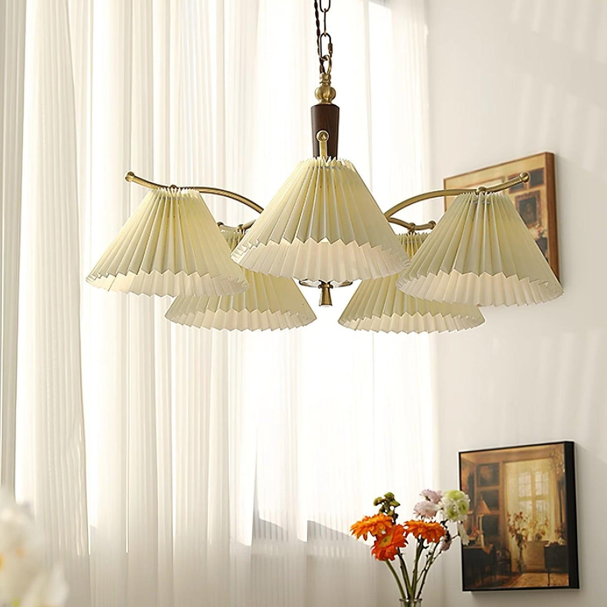 Candelabru cu Abajuri din Țesătură Pleată, Brațe din alamă și lemn de Nuc, Stil Retro Cald