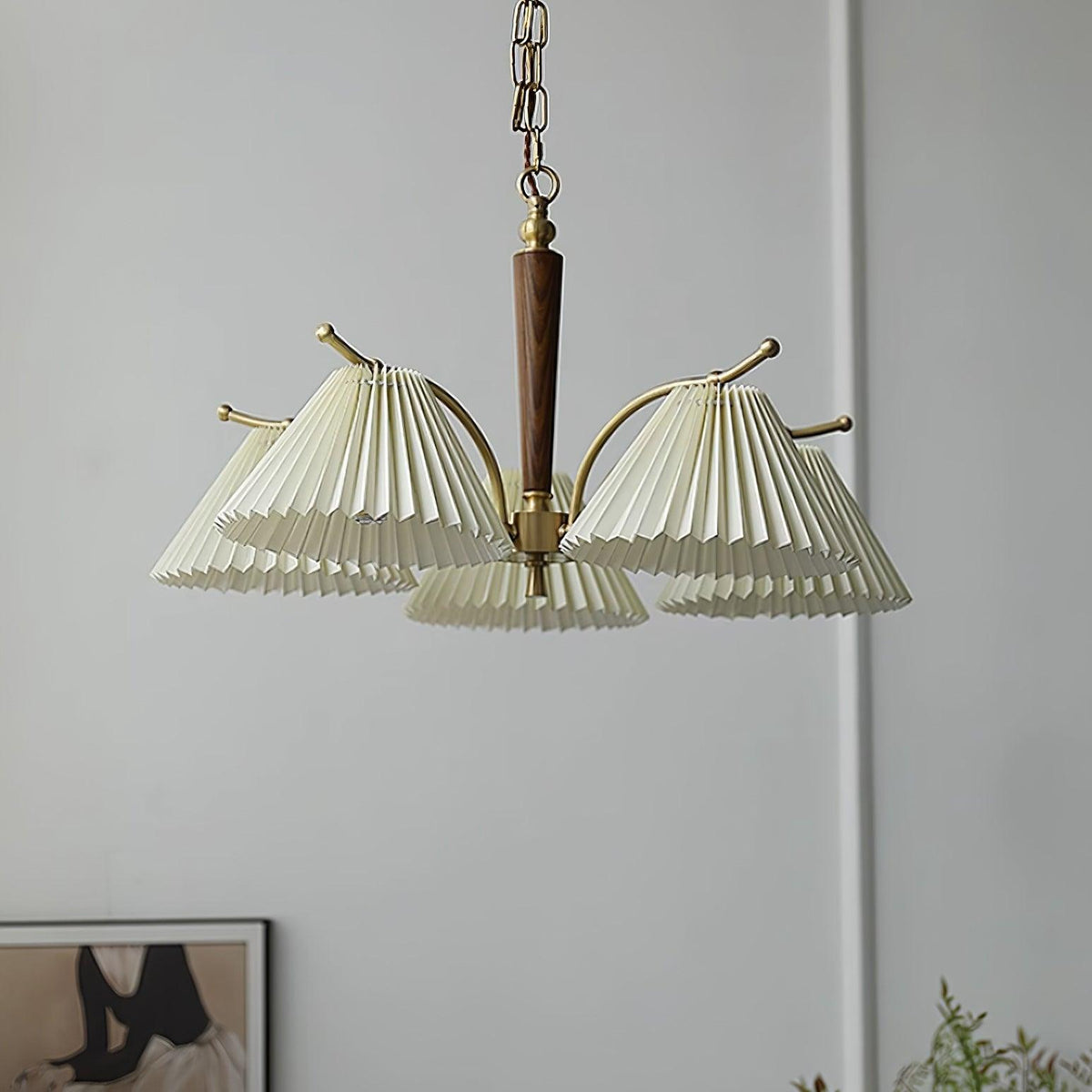 Candelabru cu Abajuri din Țesătură Pleată, Brațe din alamă și lemn de Nuc, Stil Retro Cald