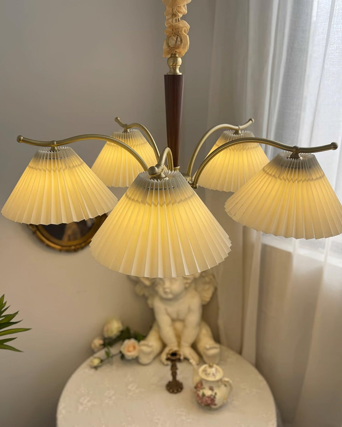 Candelabru cu Abajuri din Țesătură Pleată, Brațe din alamă și lemn de Nuc, Stil Retro Cald