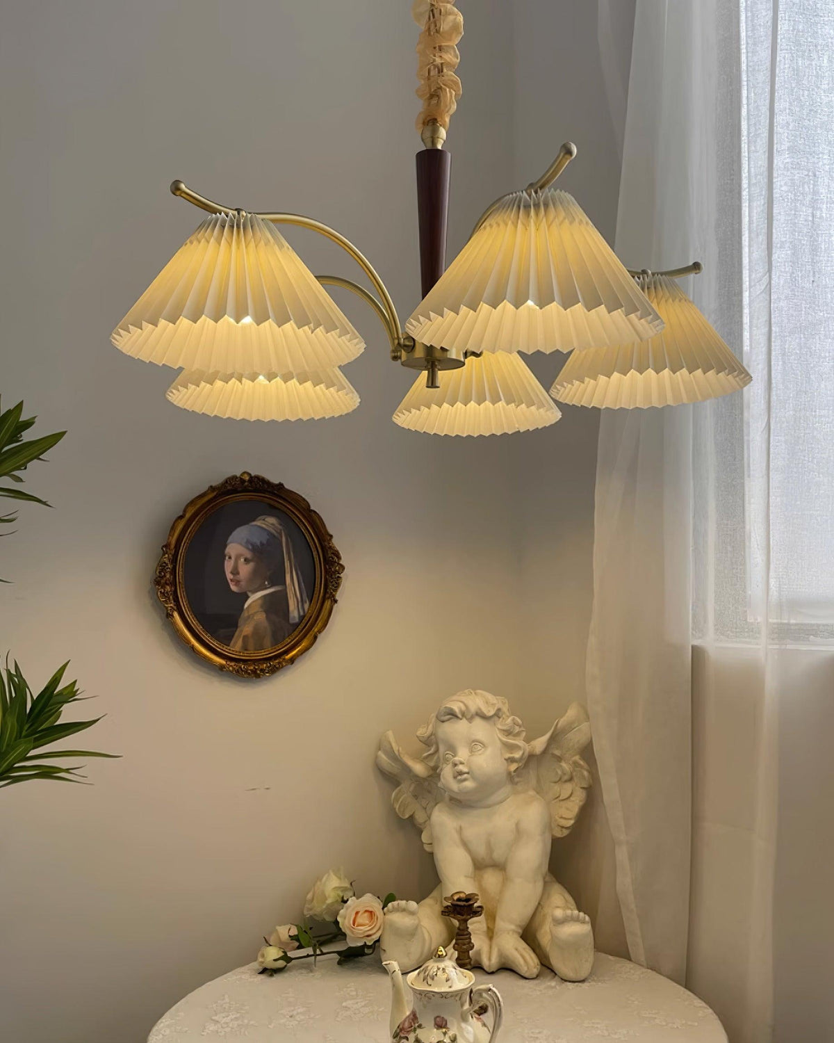 Candelabru cu Abajuri din Țesătură Pleată, Brațe din alamă și lemn de Nuc, Stil Retro Cald