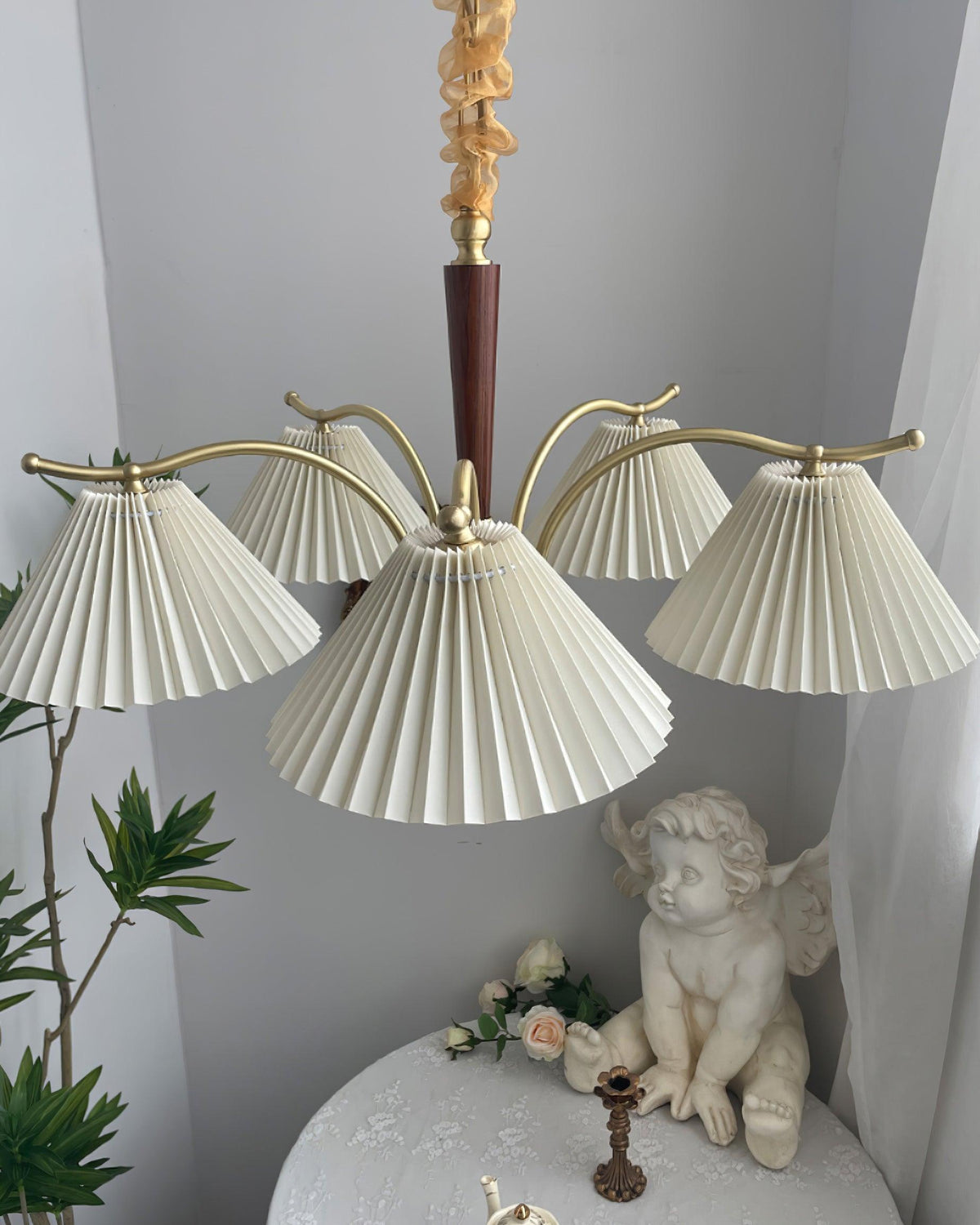 Candelabru cu Abajuri din Țesătură Pleată, Brațe din alamă și lemn de Nuc, Stil Retro Cald