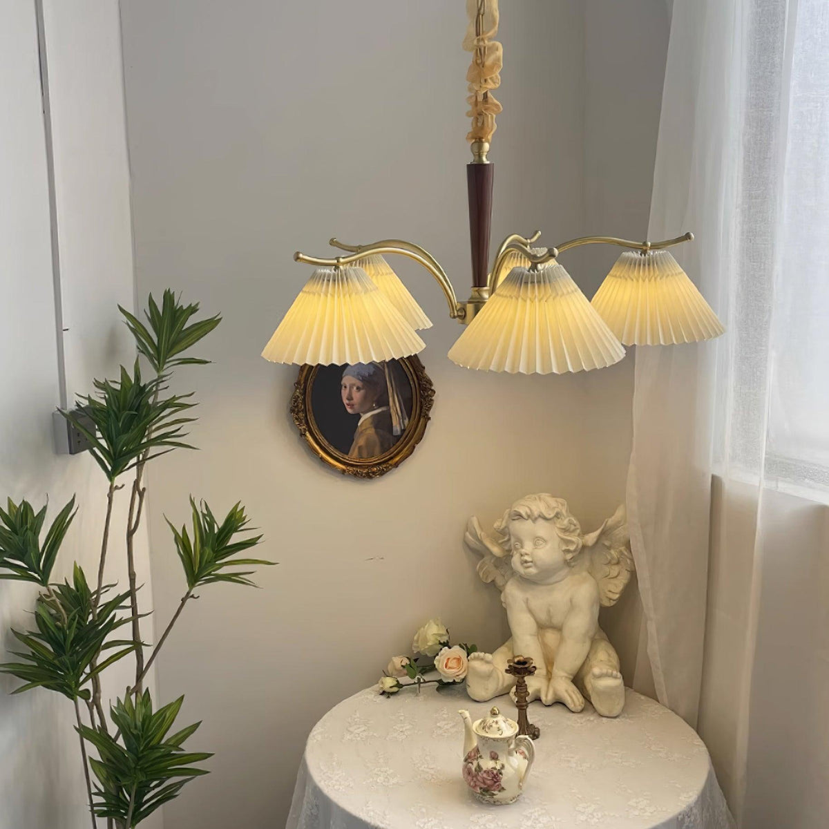 Candelabru cu Abajuri din Țesătură Pleată, Brațe din alamă și lemn de Nuc, Stil Retro Cald