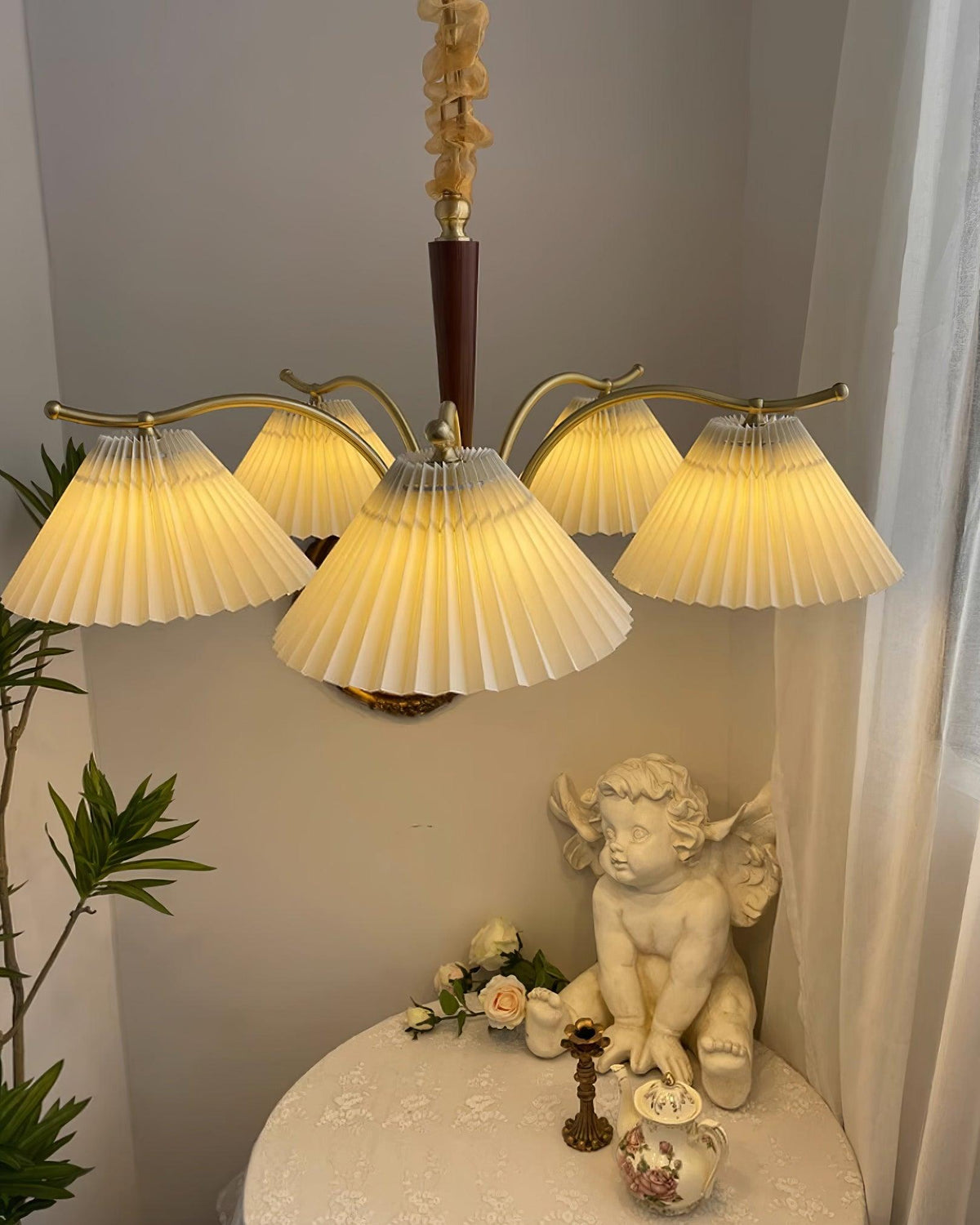 Candelabru cu Abajuri din Țesătură Pleată, Brațe din alamă și lemn de Nuc, Stil Retro Cald