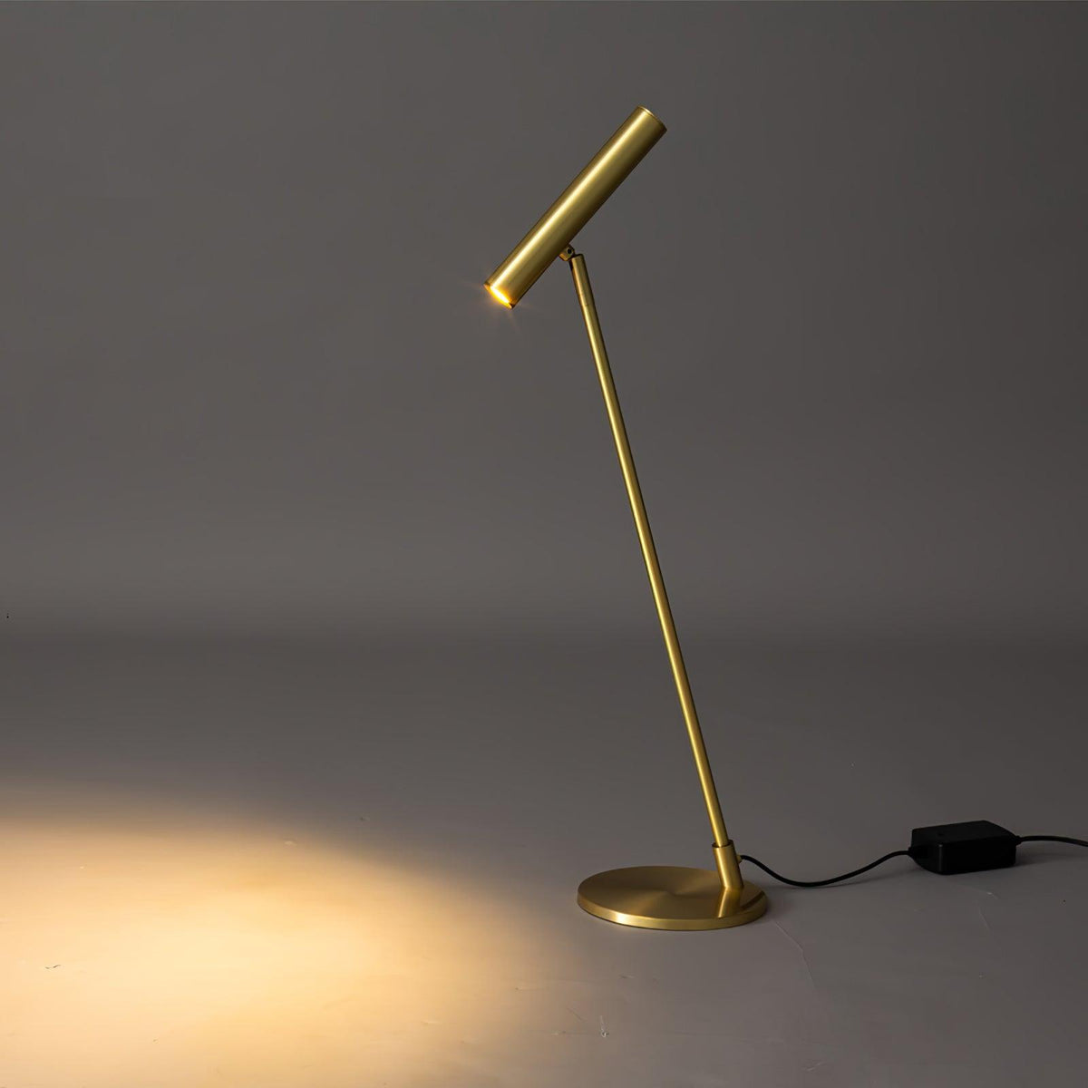 Anor lampă de masă minimalistă