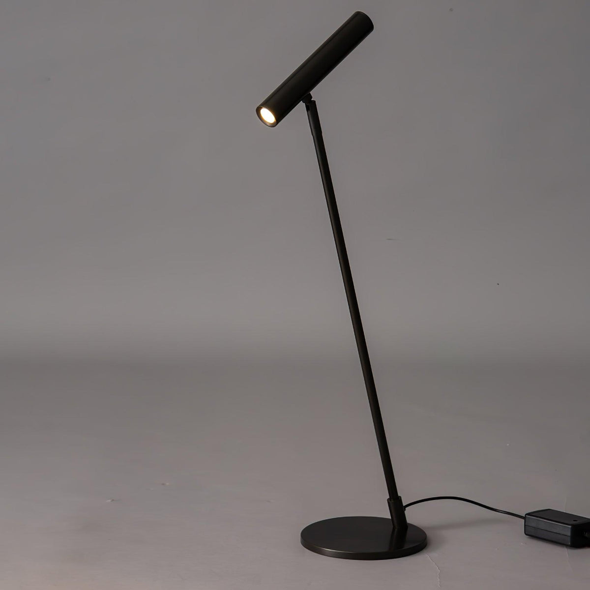 Anor lampă de masă minimalistă