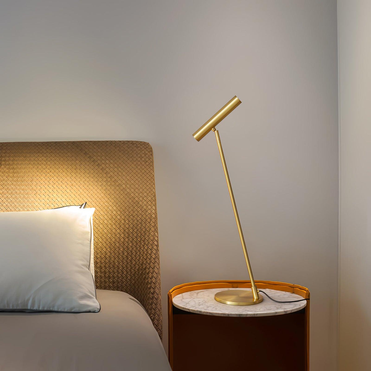 Anor lampă de masă minimalistă