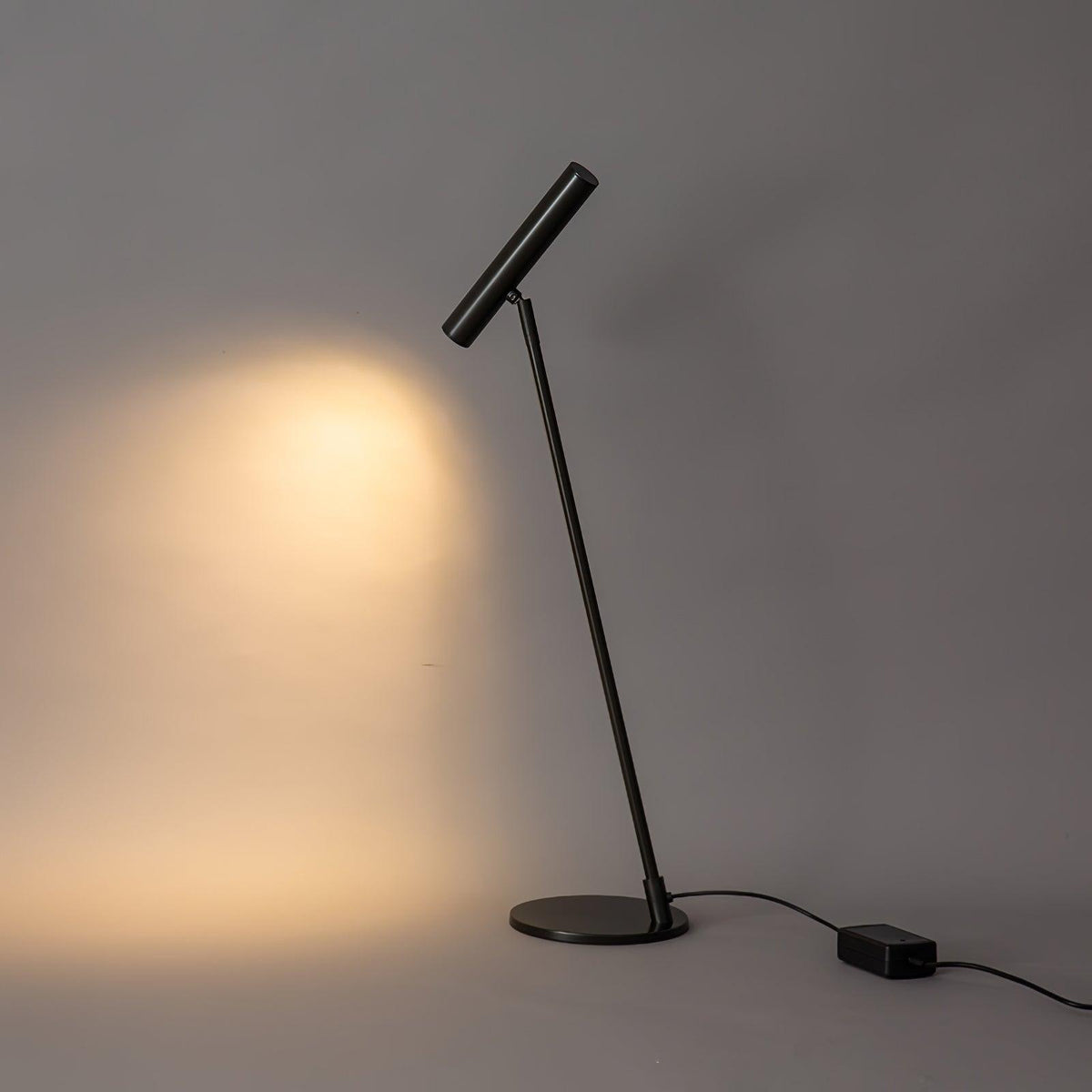 Anor lampă de masă minimalistă