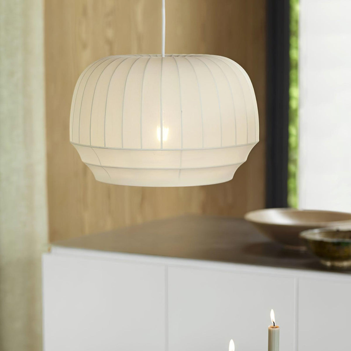 Taro lampă suspendată cu abajur din mătase alb cu linii verticale moi, modern și minimalist, din material textil