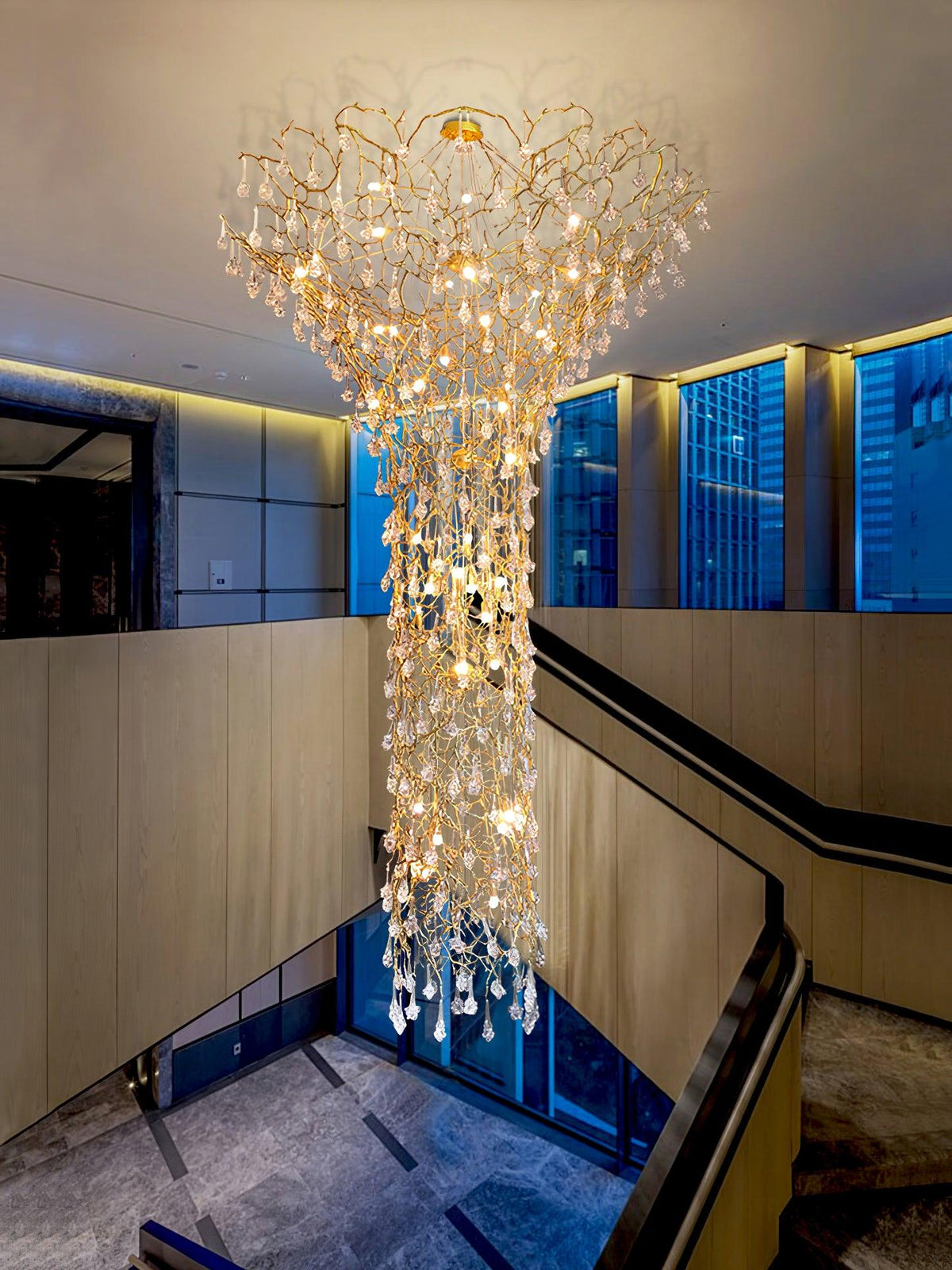 Abeleisa candelabru din ramuri de copac, alamă și cristal