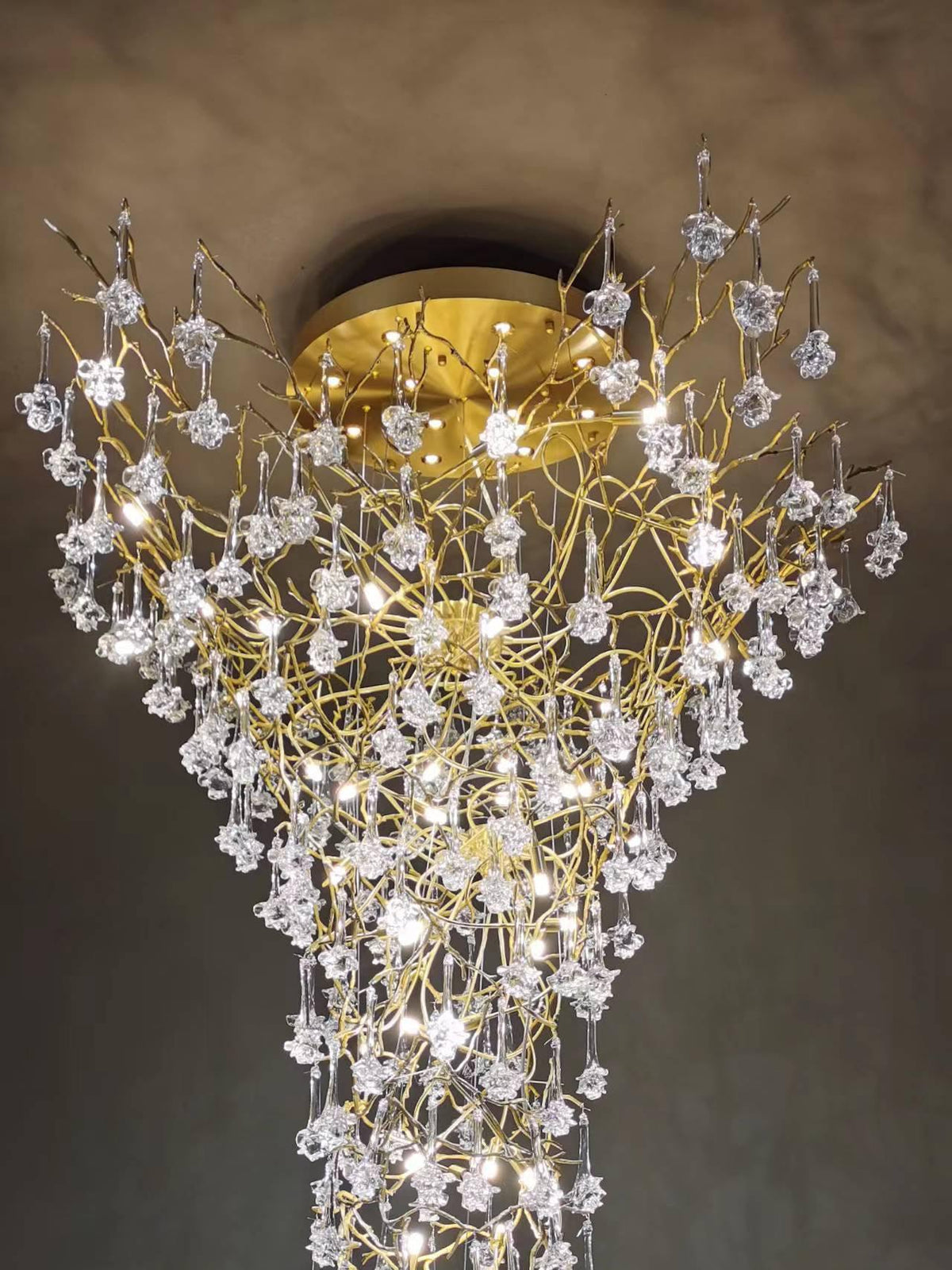 Abeleisa candelabru din ramuri de copac, alamă și cristal