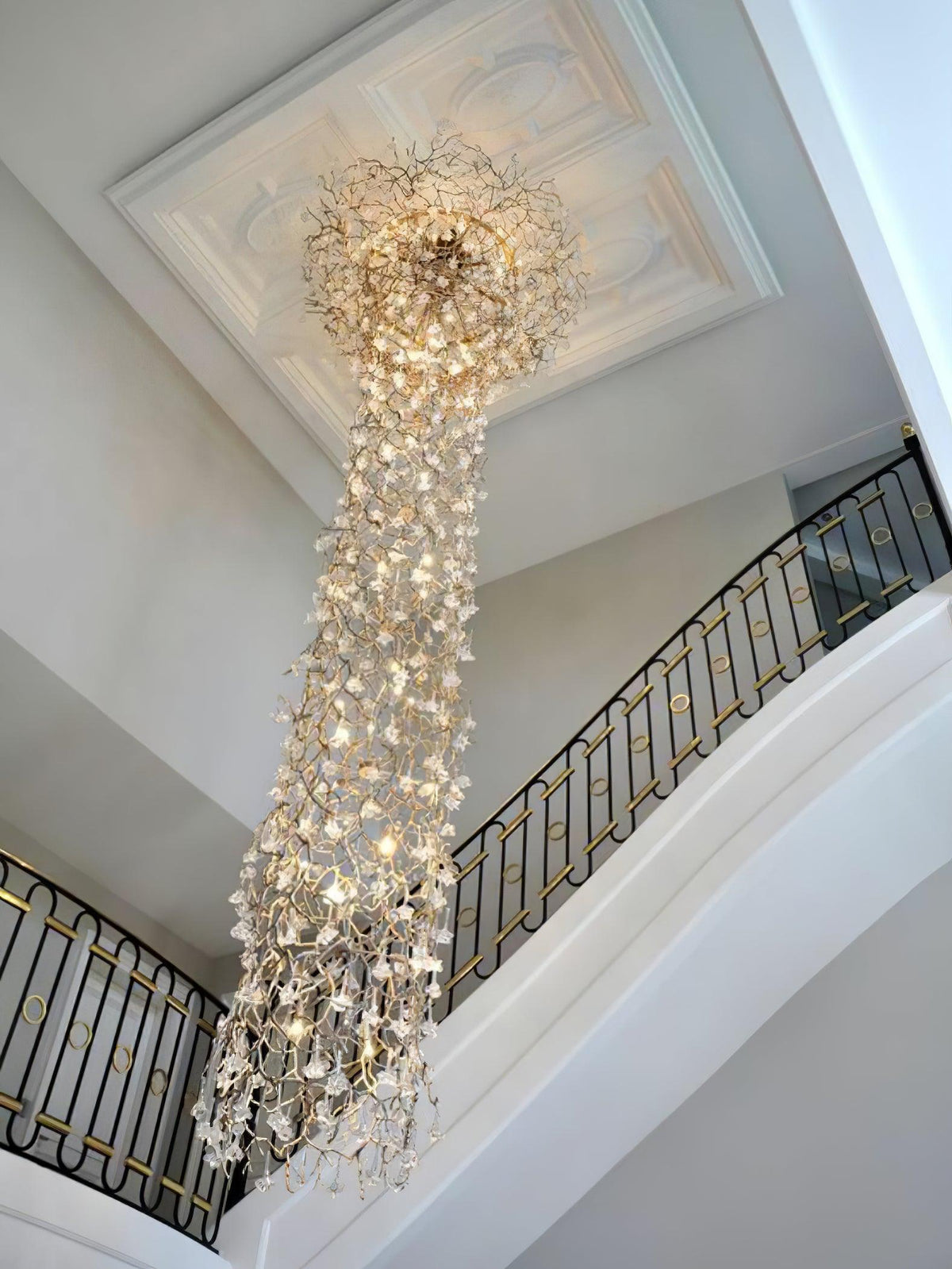 Abeleisa candelabru din ramuri de copac, alamă și cristal