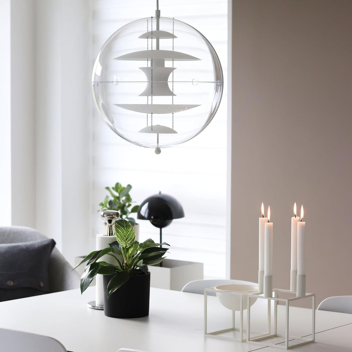 Lampă suspendată geometrică modernă futuristă cu straturi flotante, abajur sferic transparent