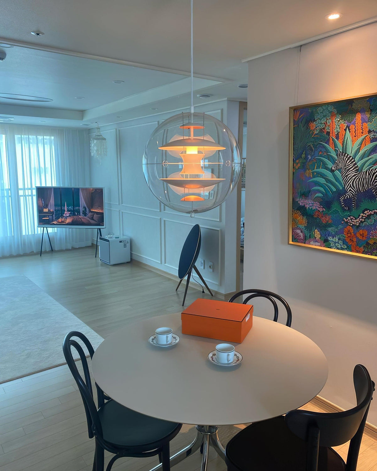 Lampă suspendată geometrică modernă futuristă cu straturi flotante, abajur sferic transparent