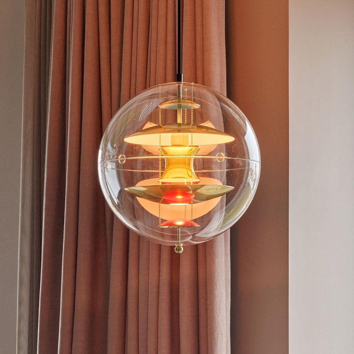 Lampă suspendată geometrică modernă futuristă cu straturi flotante, abajur sferic transparent