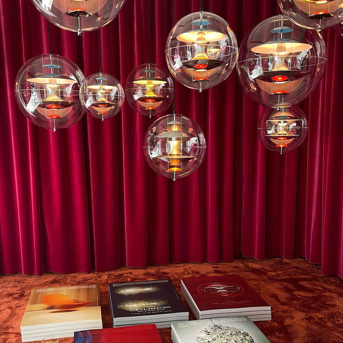 Lampă suspendată geometrică modernă futuristă cu straturi flotante, abajur sferic transparent
