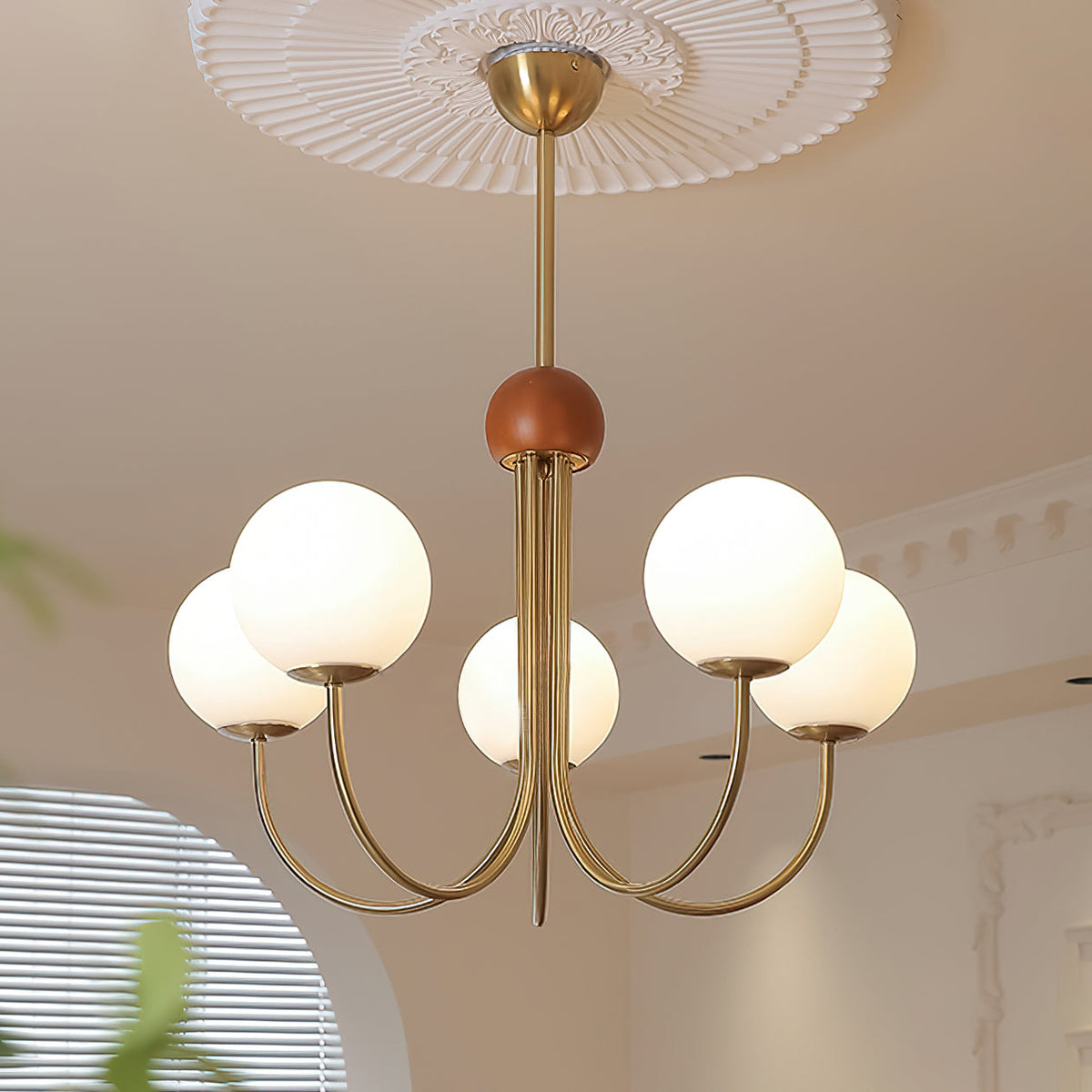 Sola candelabru din alamă și sticlă, modern, cu glob