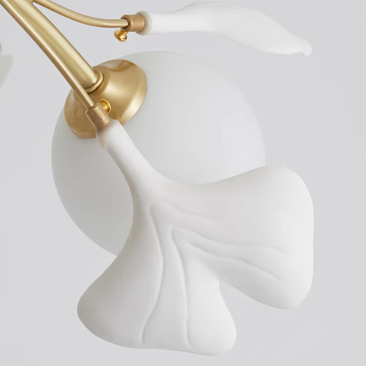 Ginkgo candelabru cu globuri din sticlă mată