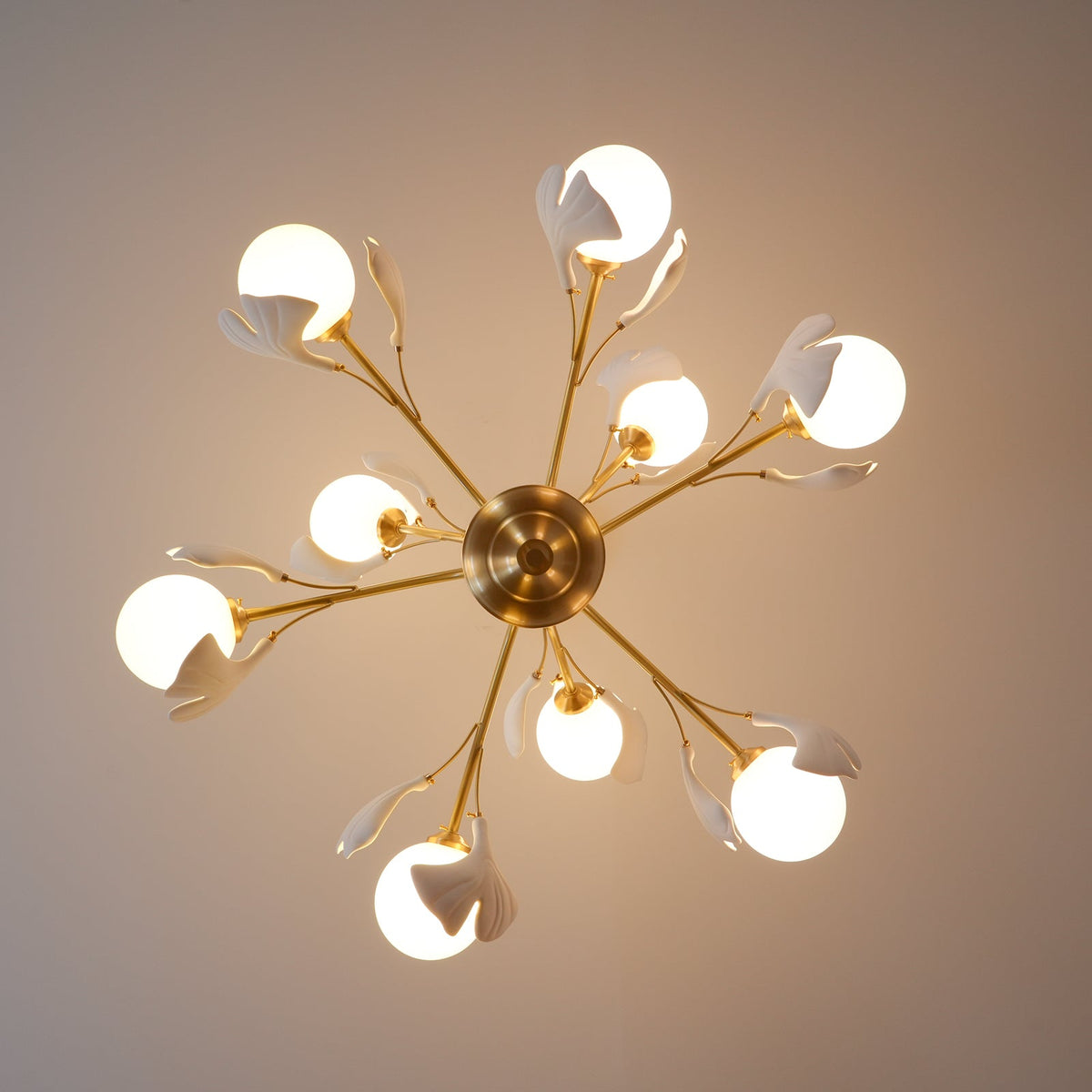 Ginkgo candelabru cu globuri din sticlă mată