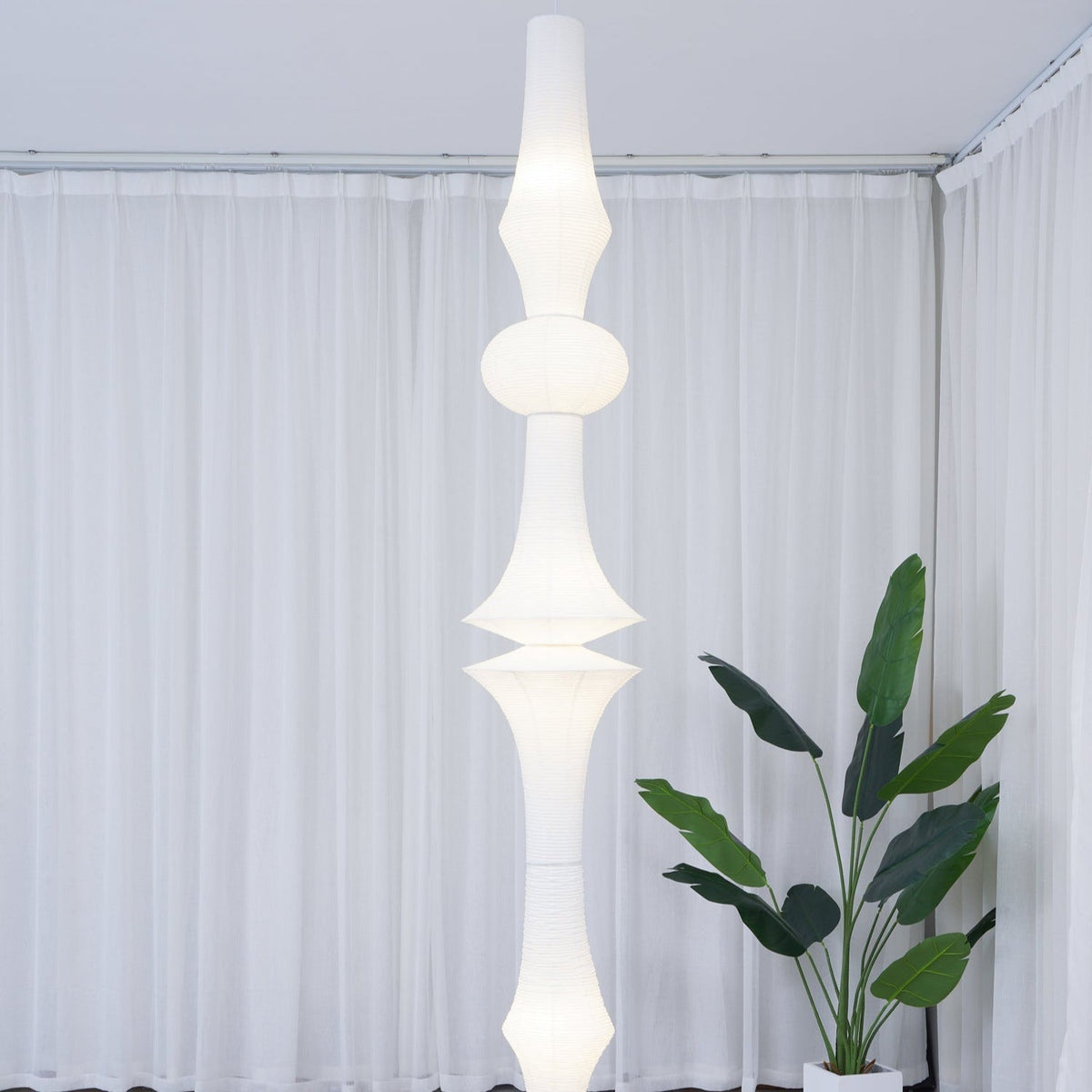Faye lampă suspendată din hârtie, sculpturală, verticală