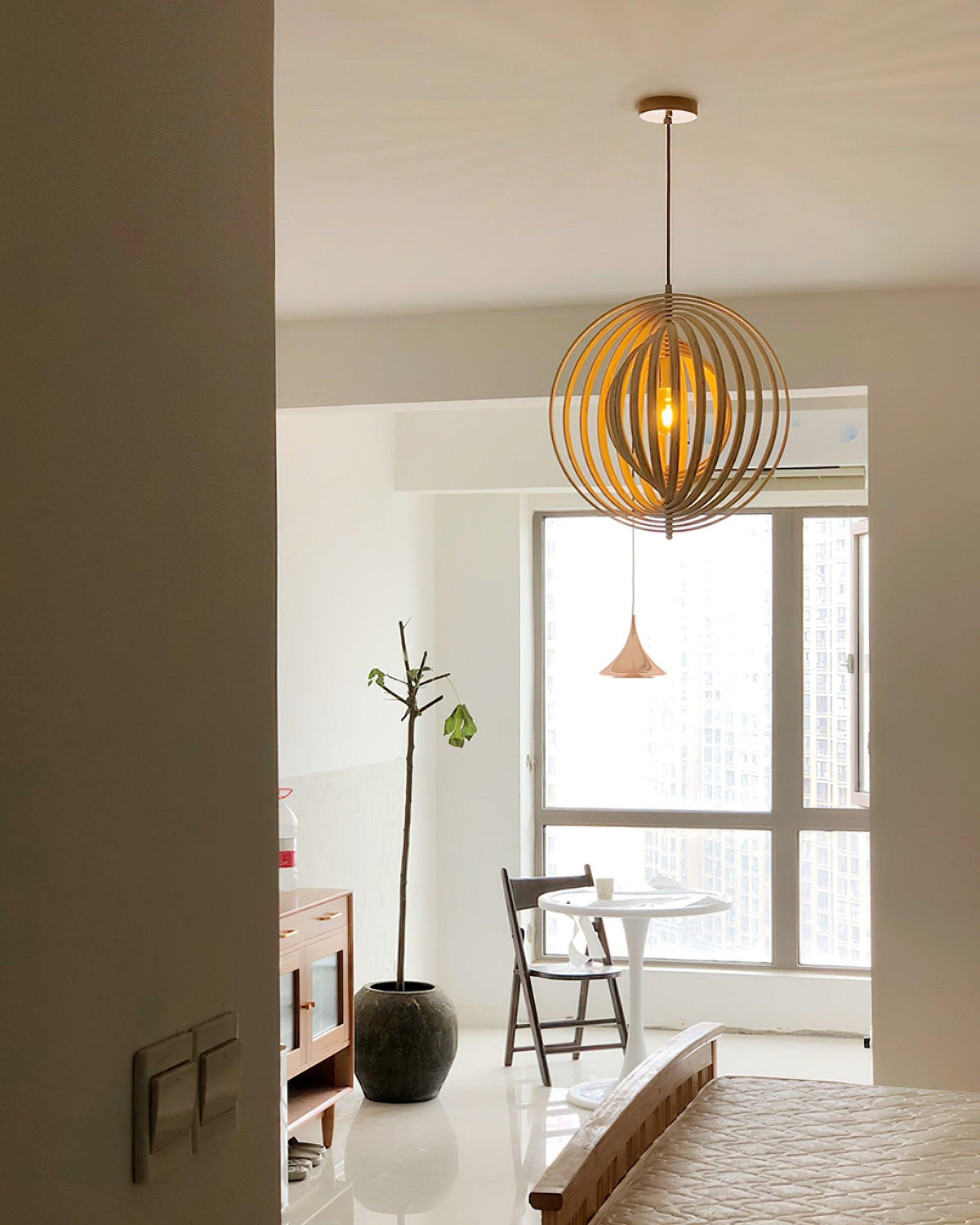 Lampă suspendată din lemn cu inele și sferă, design organic minimalist