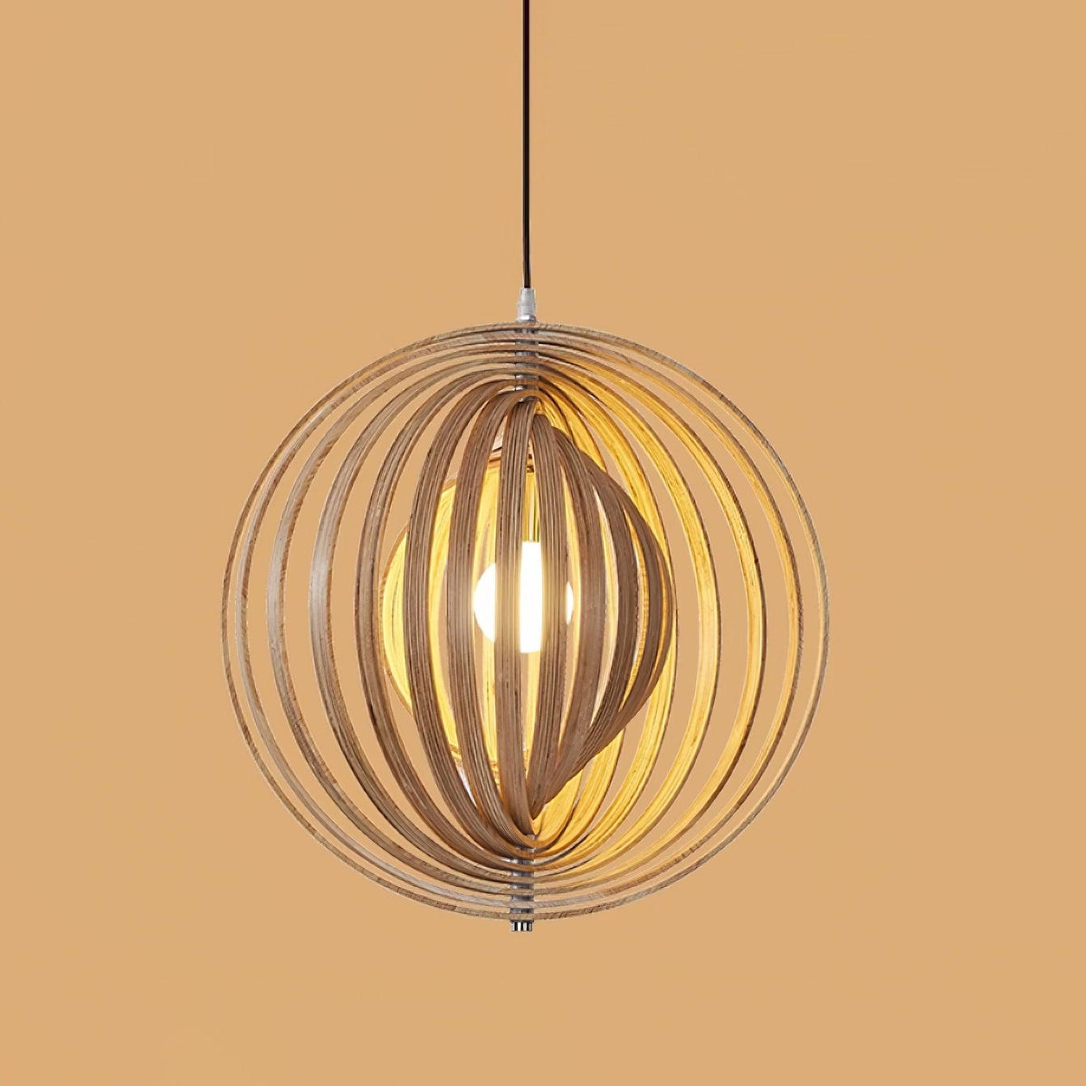 Lampă suspendată din lemn cu inele și sferă, design organic minimalist
