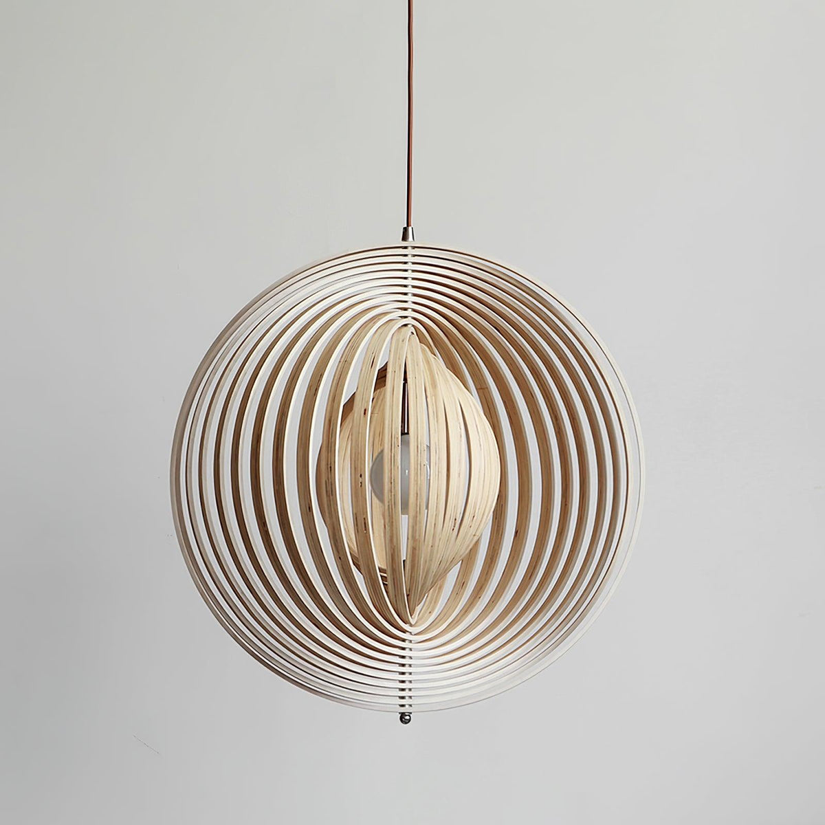 Lampă suspendată din lemn cu inele și sferă, design organic minimalist