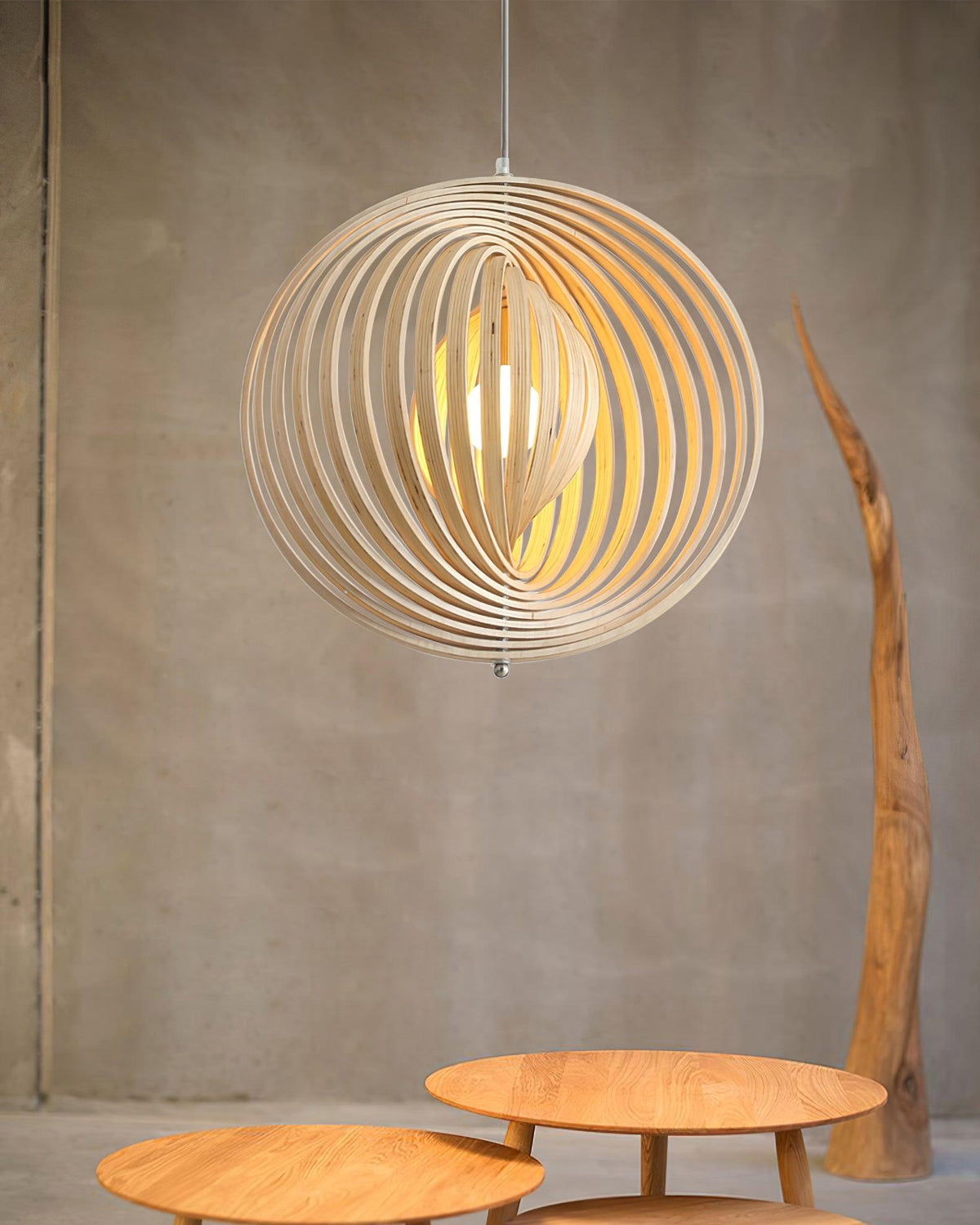 Lampă suspendată din lemn cu inele și sferă, design organic minimalist
