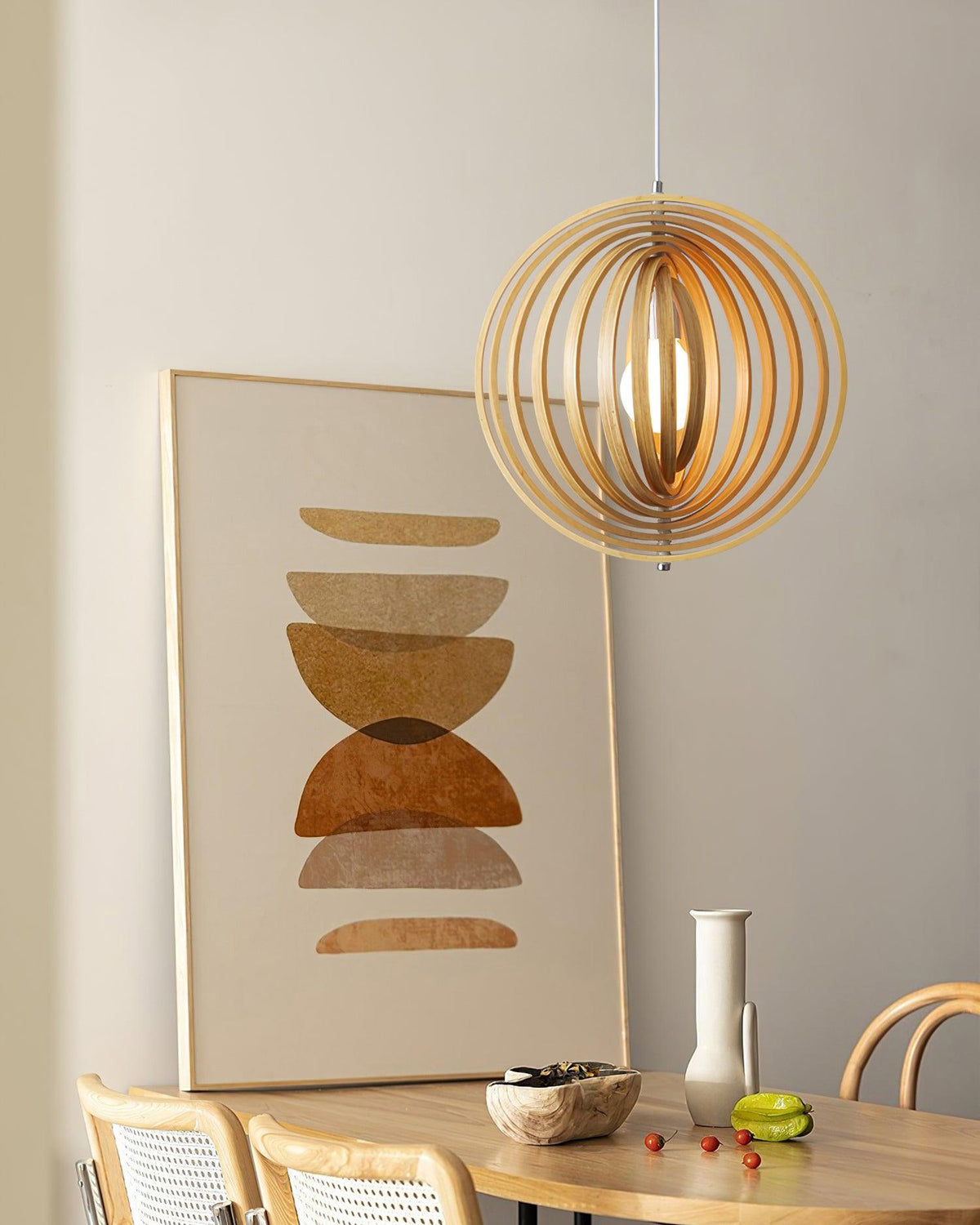 Lampă suspendată din lemn cu inele și sferă, design organic minimalist