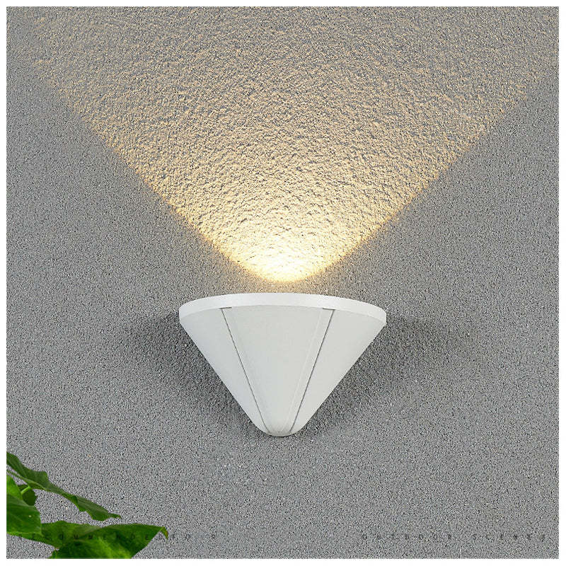 Ray aplică de perete pentru exterior neagră din metal, modernă, conică
