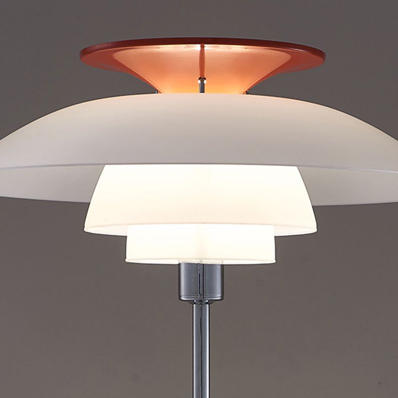 Salgado lampadar modern din metal, în formă de farfurie zburătoare