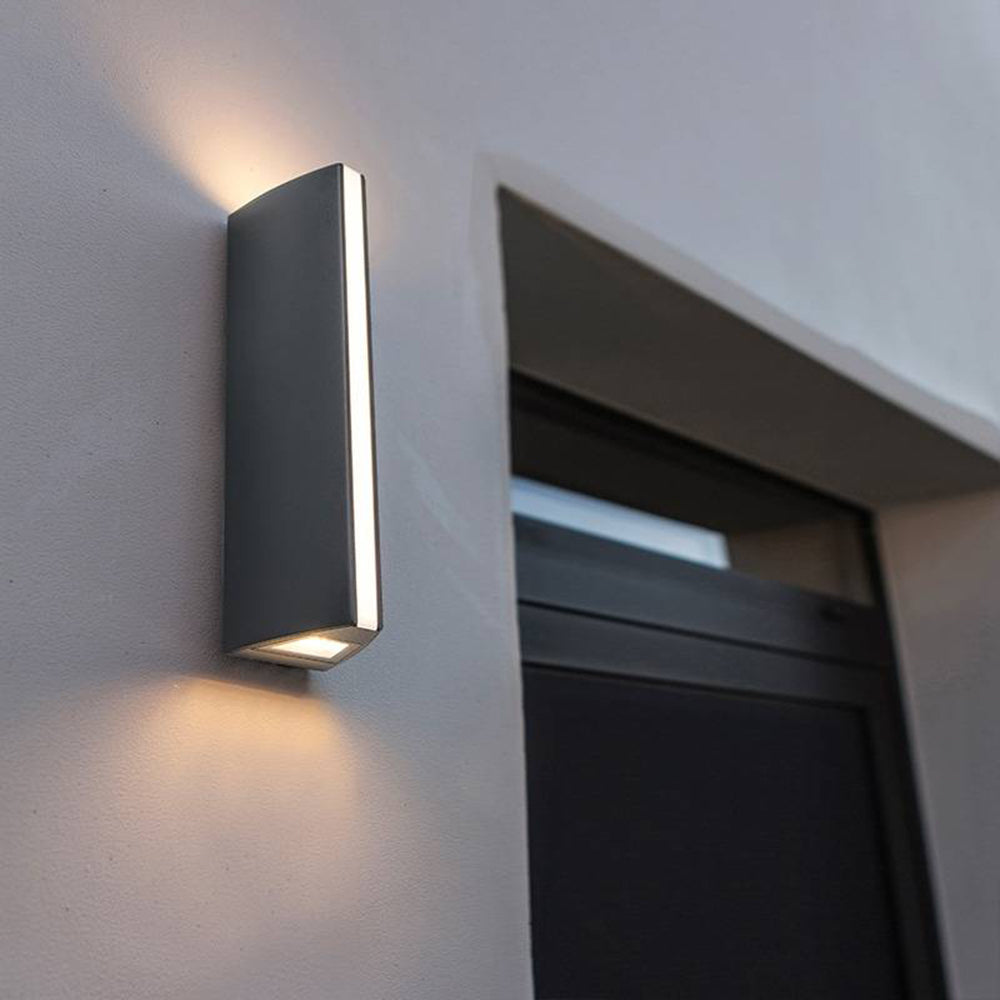 Ray aplică de perete pentru exterior modernă din metal, finisaj negru/silver, în culoare argintie
