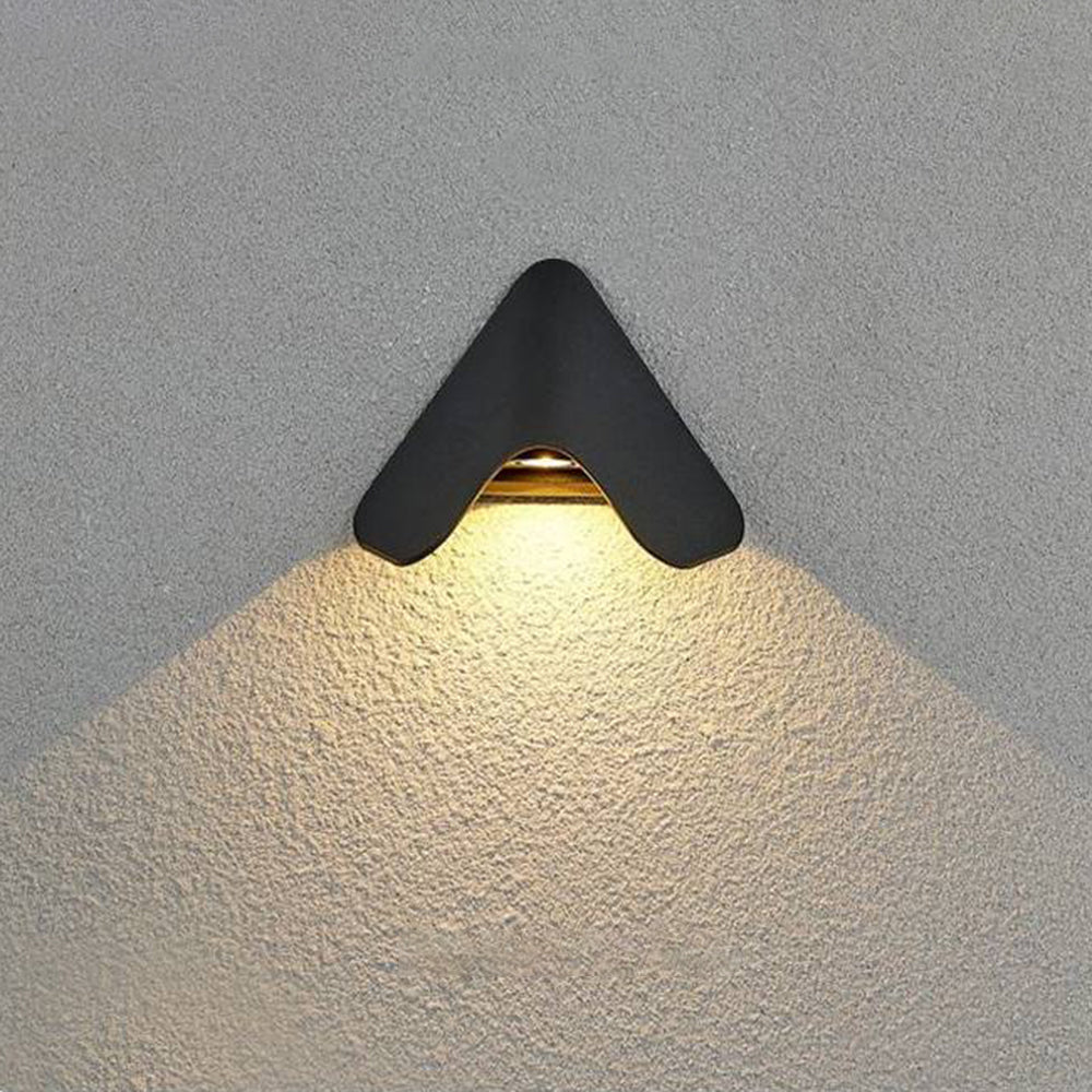 Ray aplică de perete pentru exterior minimalistă triunghi din metal, negru/alb