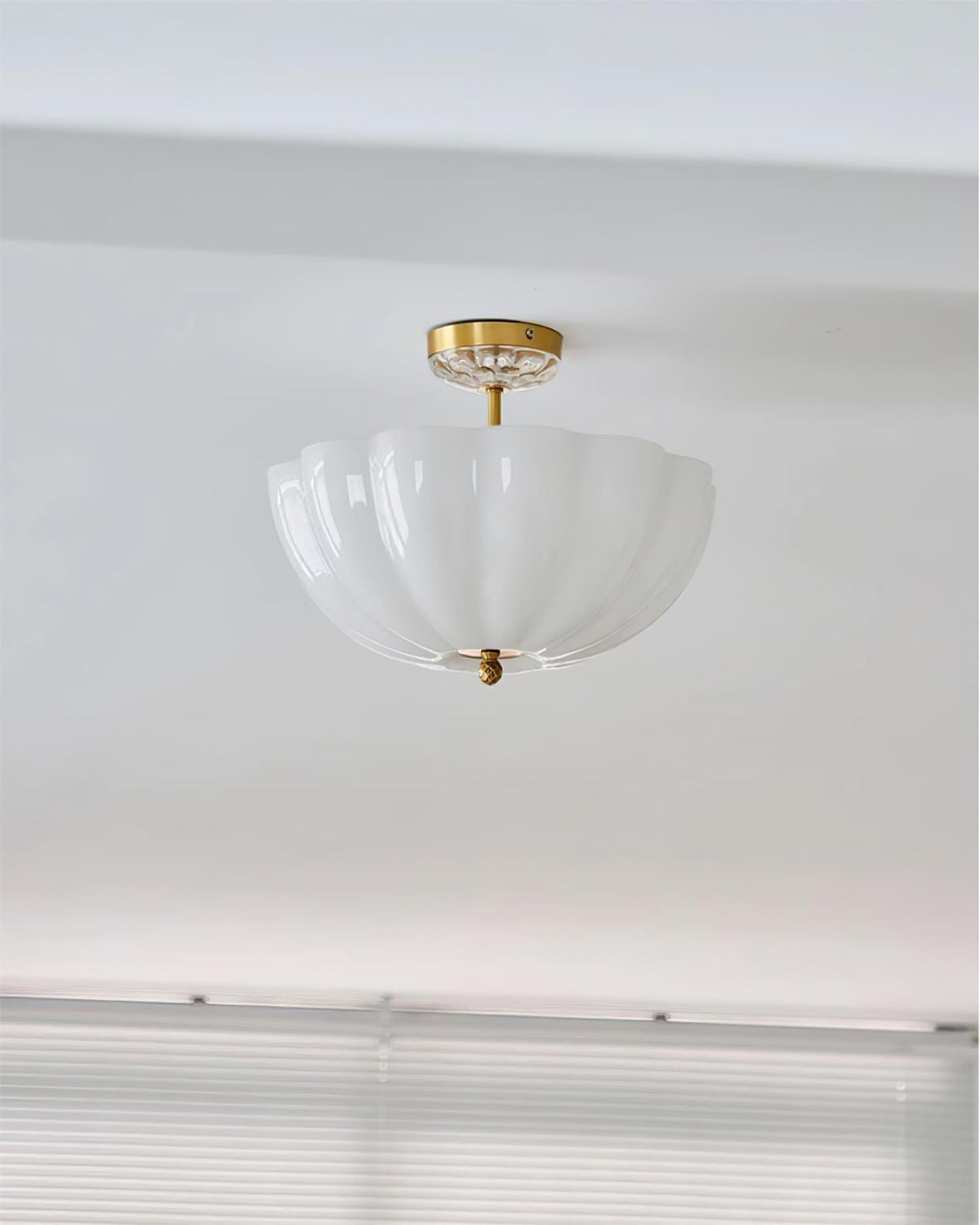 Cava plafonieră din alamă și sticlă cu Siluetă modernă de Petală Elegantă