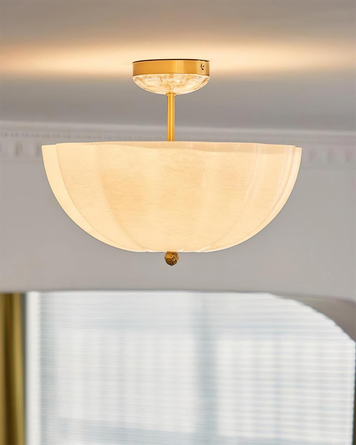 Cava plafonieră din alamă și sticlă cu Siluetă modernă de Petală Elegantă