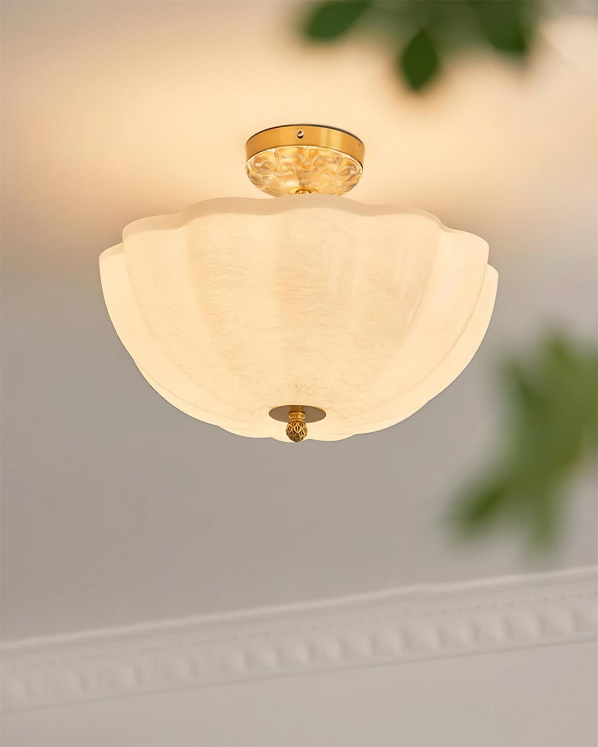 Cava plafonieră din alamă și sticlă cu Siluetă modernă de Petală Elegantă