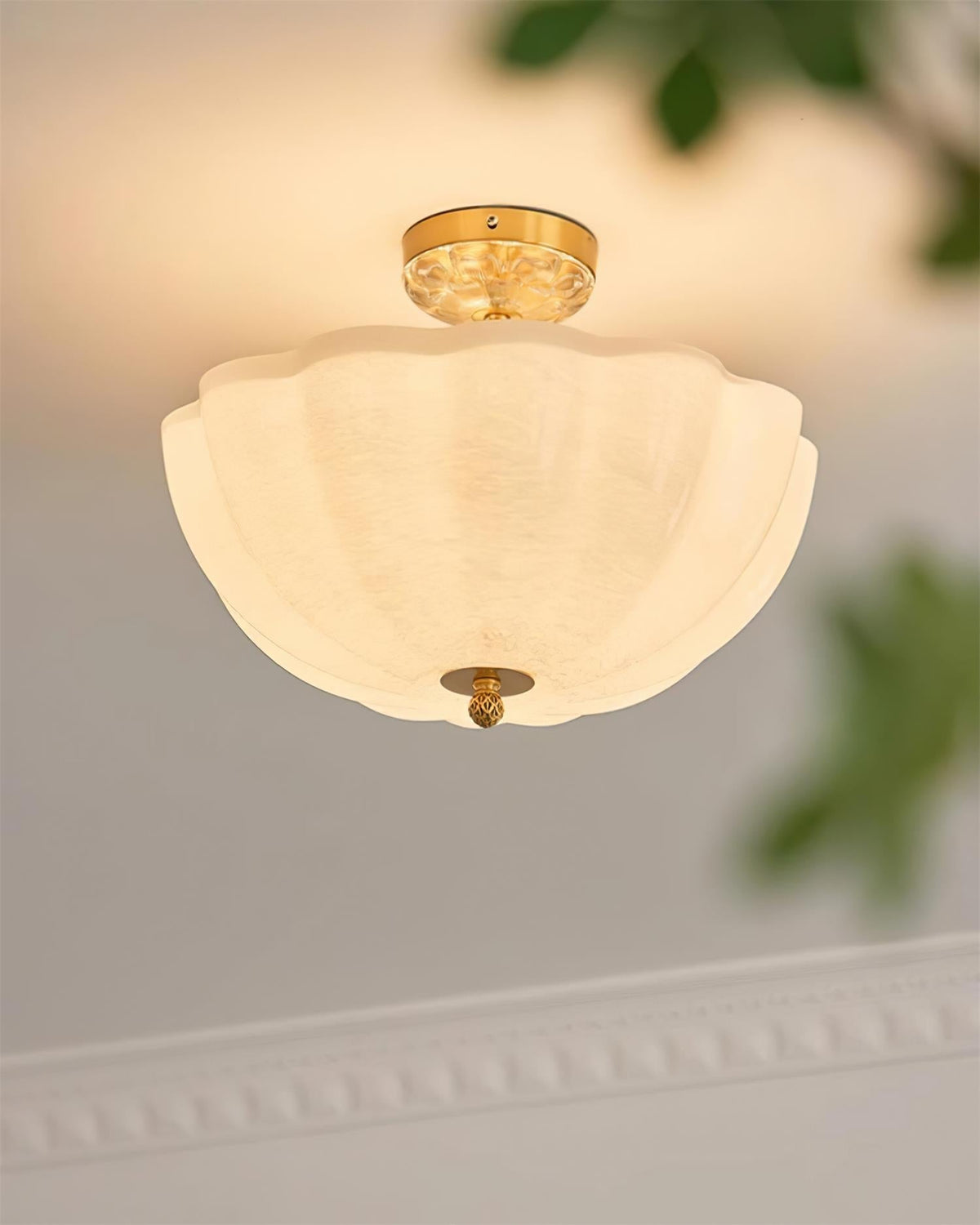 Cava plafonieră din alamă și sticlă cu Siluetă modernă de Petală Elegantă