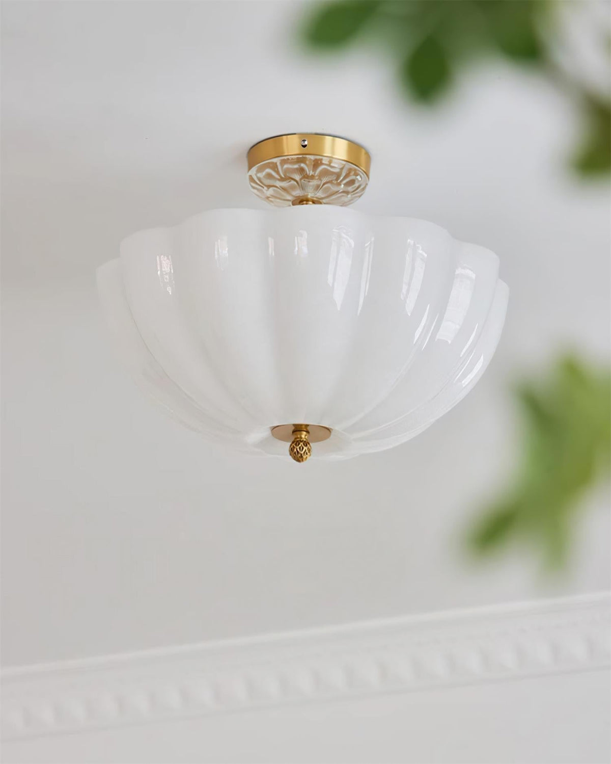 Cava plafonieră din alamă și sticlă cu Siluetă modernă de Petală Elegantă