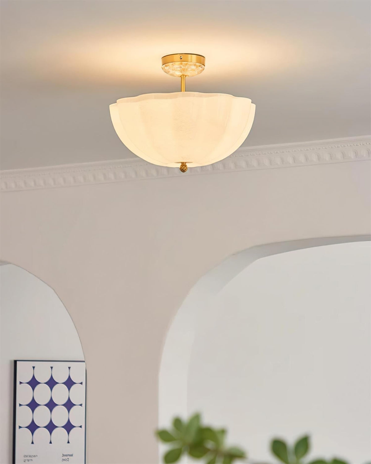 Cava plafonieră din alamă și sticlă cu Siluetă modernă de Petală Elegantă