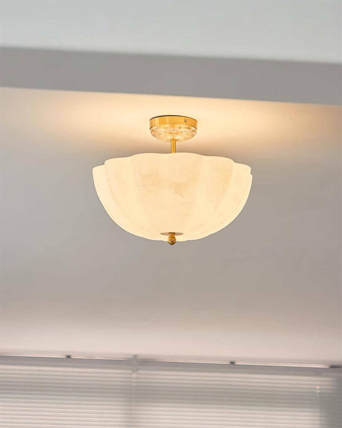 Cava plafonieră din alamă și sticlă cu Siluetă modernă de Petală Elegantă