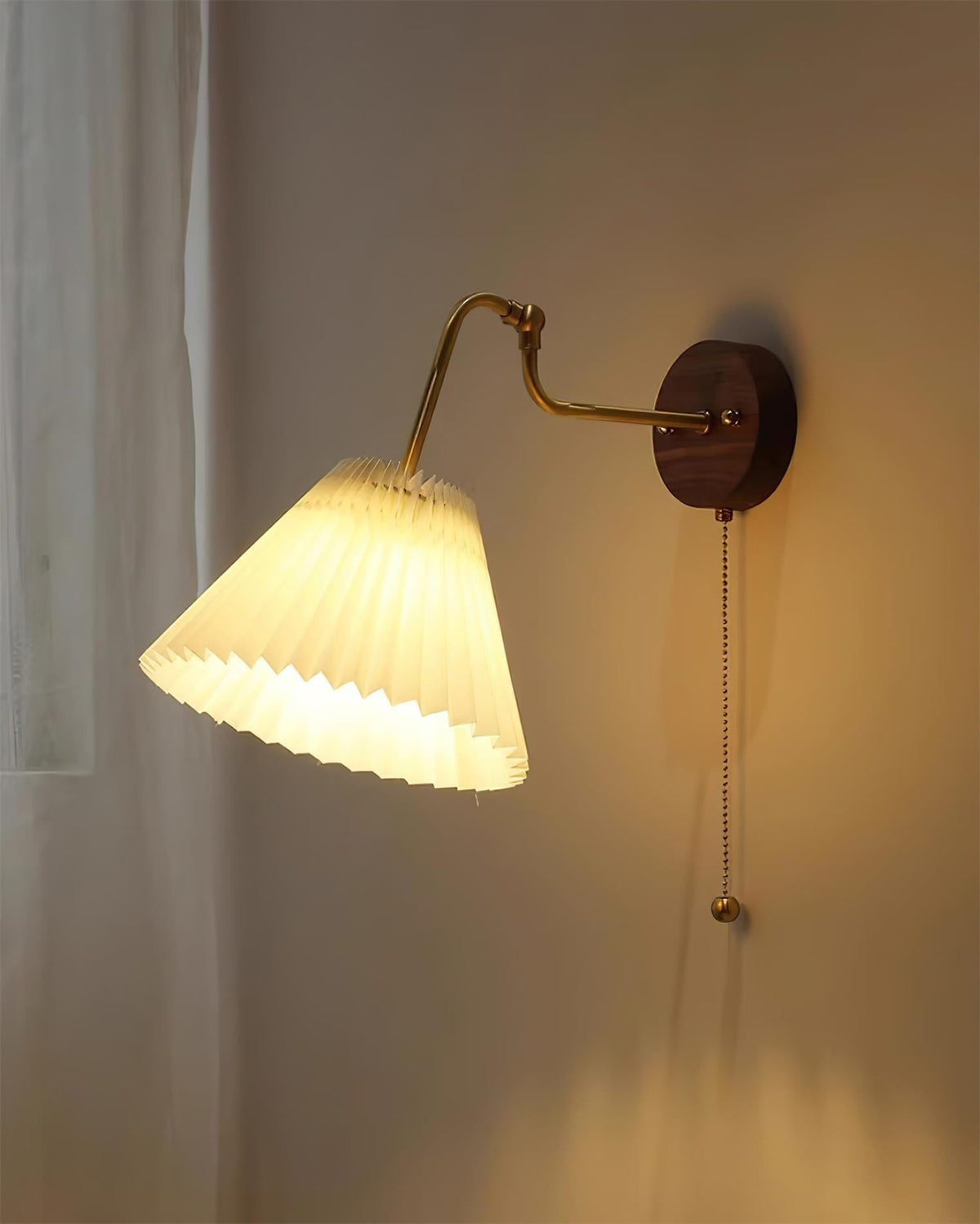 Aplică de perete Vintage din alamă și lemn de nuc cu abajur din țesătură plisată