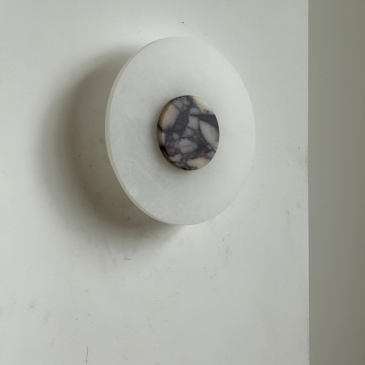 Rauduvyi aplică de perete modernă, minimalistă din alabastru