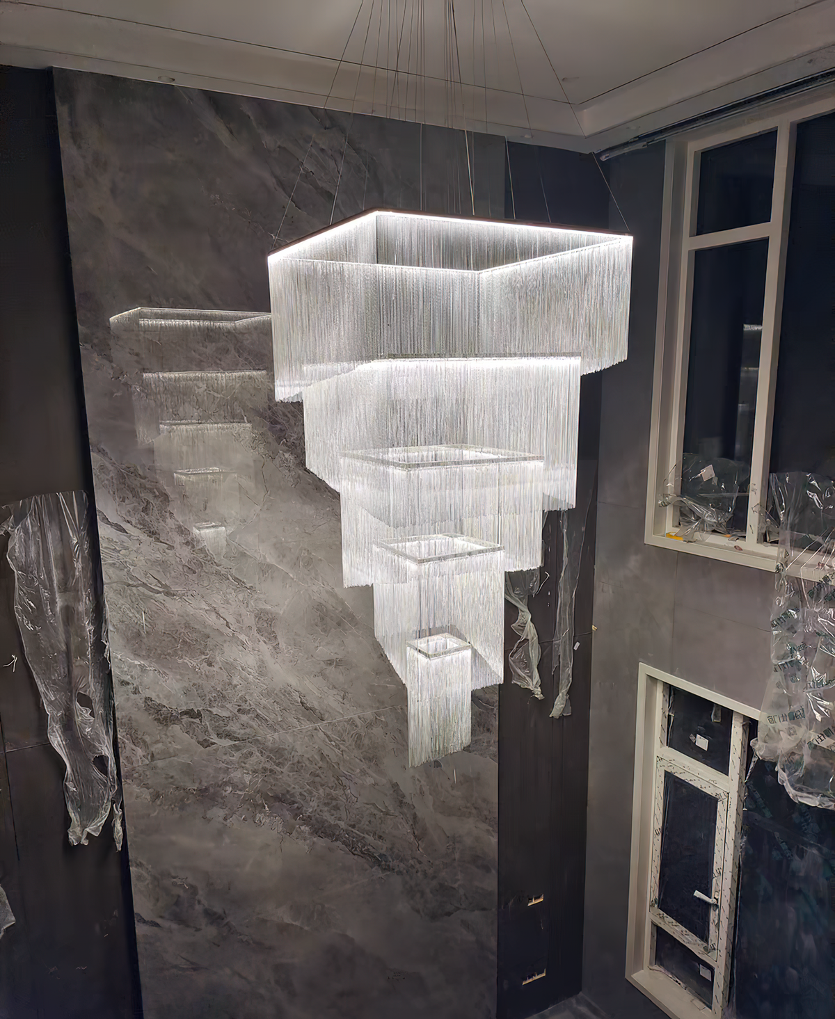 Caeluvyn candelabru  postmodern cu lanț și frângi metalice