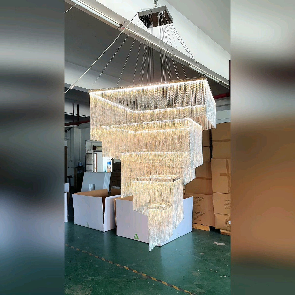 Caeluvyn candelabru  postmodern cu lanț și frângi metalice