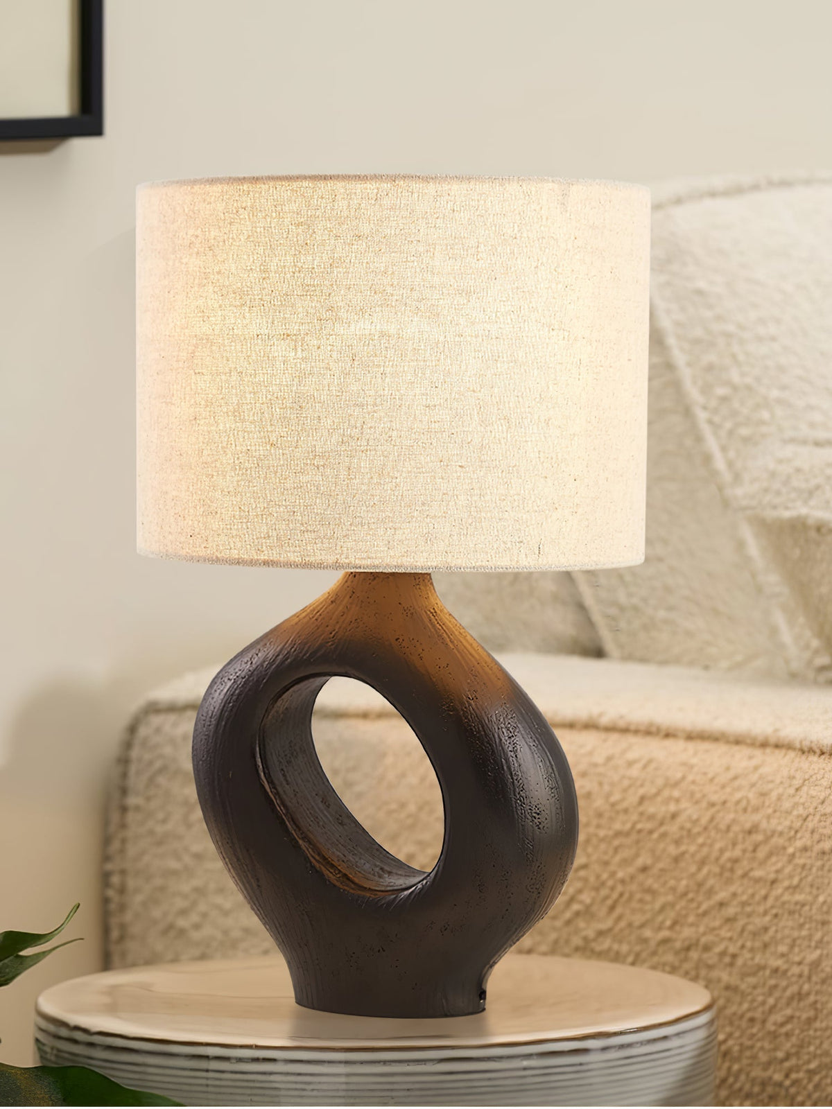 Lumestic lampă de masă din rășină și material textil, sculpturală
